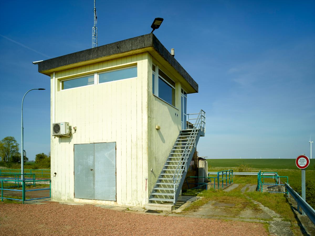 Poste de commande, échelle métallique menant à la passerelle.
