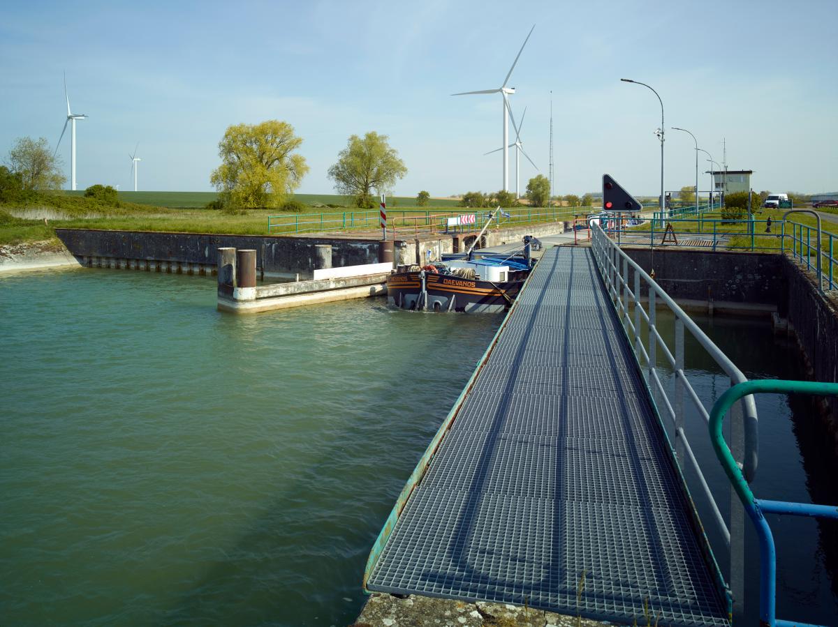 Vue de la tête amont avec estacade de guidage (passerelle et potteau d'amarrage (type Duc d'Albe)).