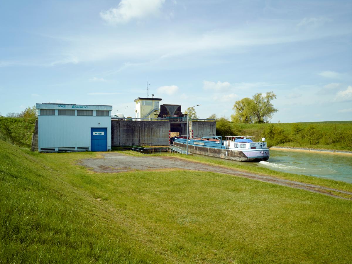 Tête aval du site. Station de pompage, poste de commande, péniche en transit sous la porte levante.