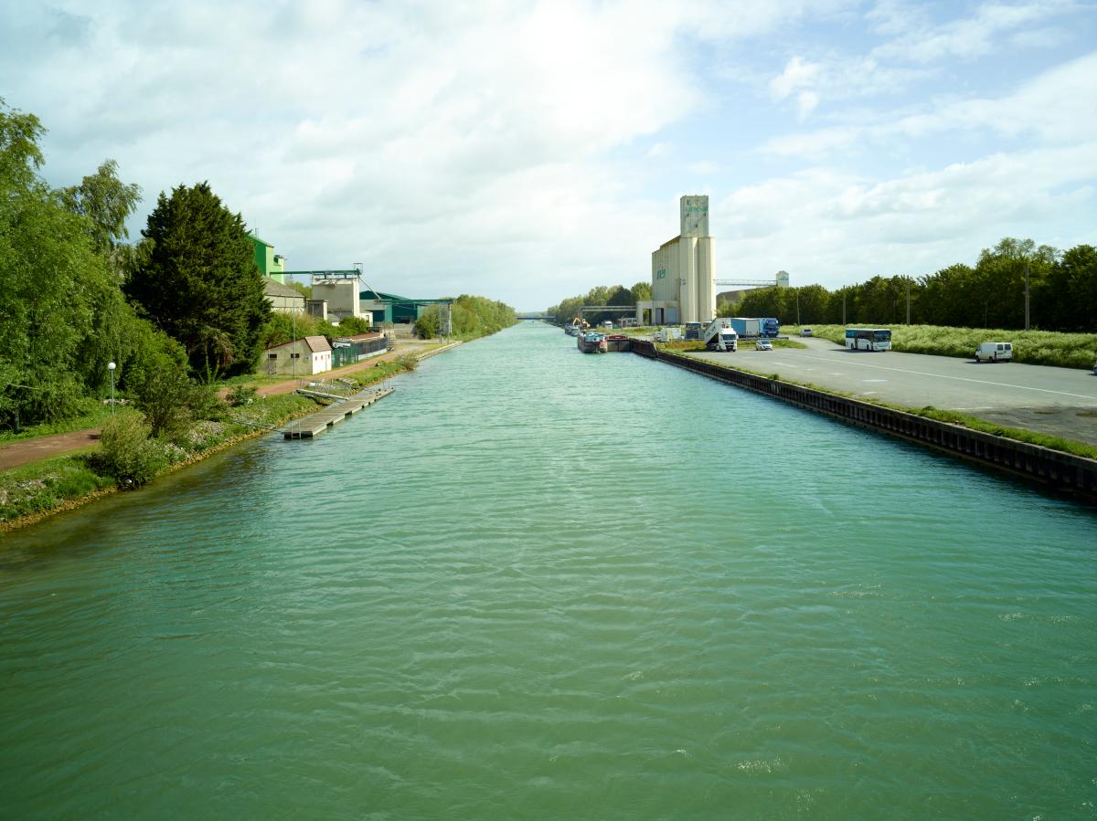 Vue générale du port prise depuis le pont routier de la D939.