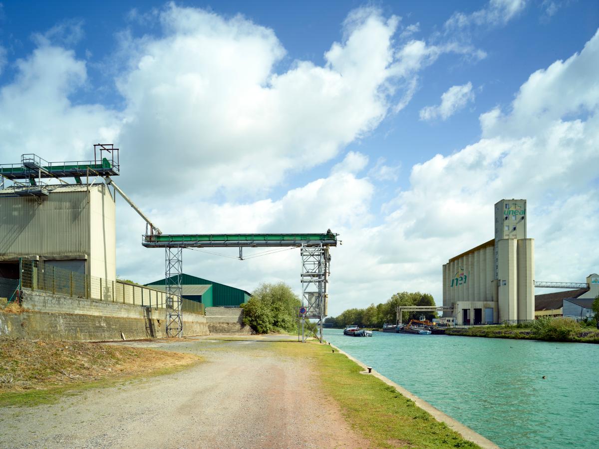 Quai de chargement du Groupe Carré (à gauche - rive ouest), coopérative UNÉAL (à droite - rive est).