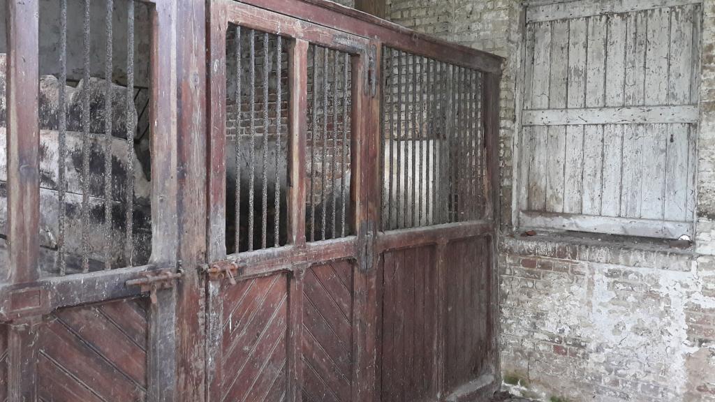 Ferme des berceaux : intérieur des écuries en 2017. (Coll. part.)