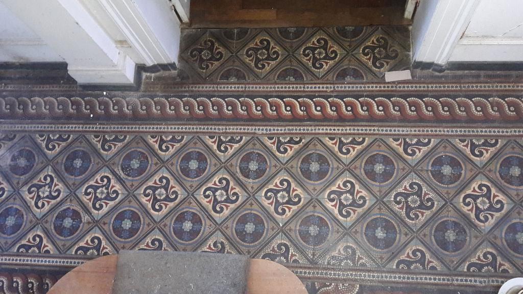 Ferme des berceaux : détail du sol en carreaux de ciment du couloir traversant de la maison de maître en 2017. (Coll. part.)