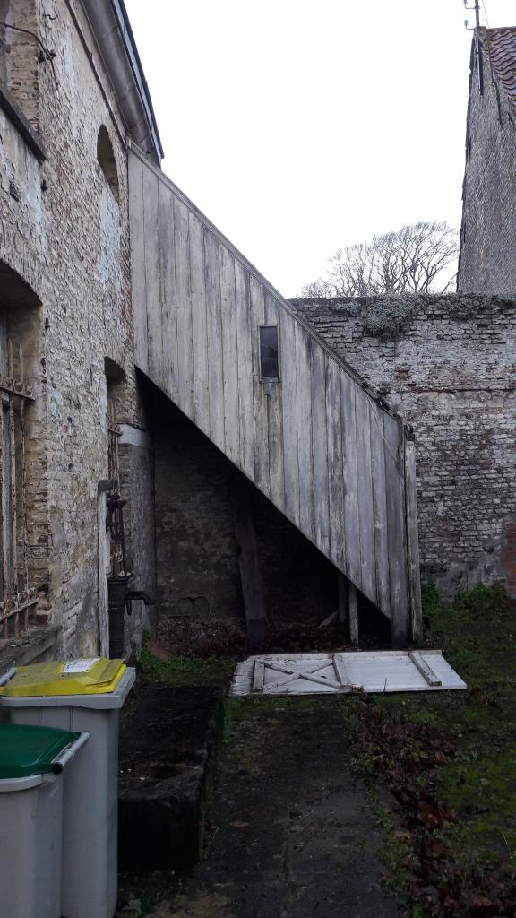 Ferme des berceaux : escalier extérieur droit encagé en bois menant au premier étage de la laiterie en 2017 (détruit).