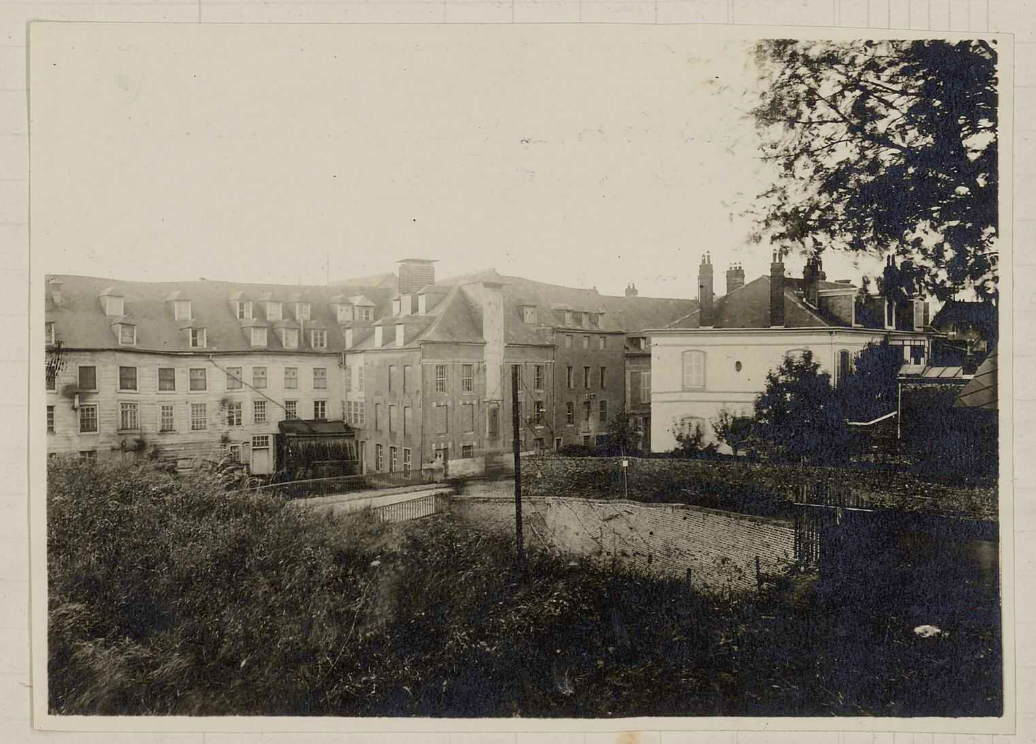 La minoterie et la demeure patronale, à droite de l'image. Photographie, quatrième quart du XIXe siècle (AD Somme ; 10 R 1013).