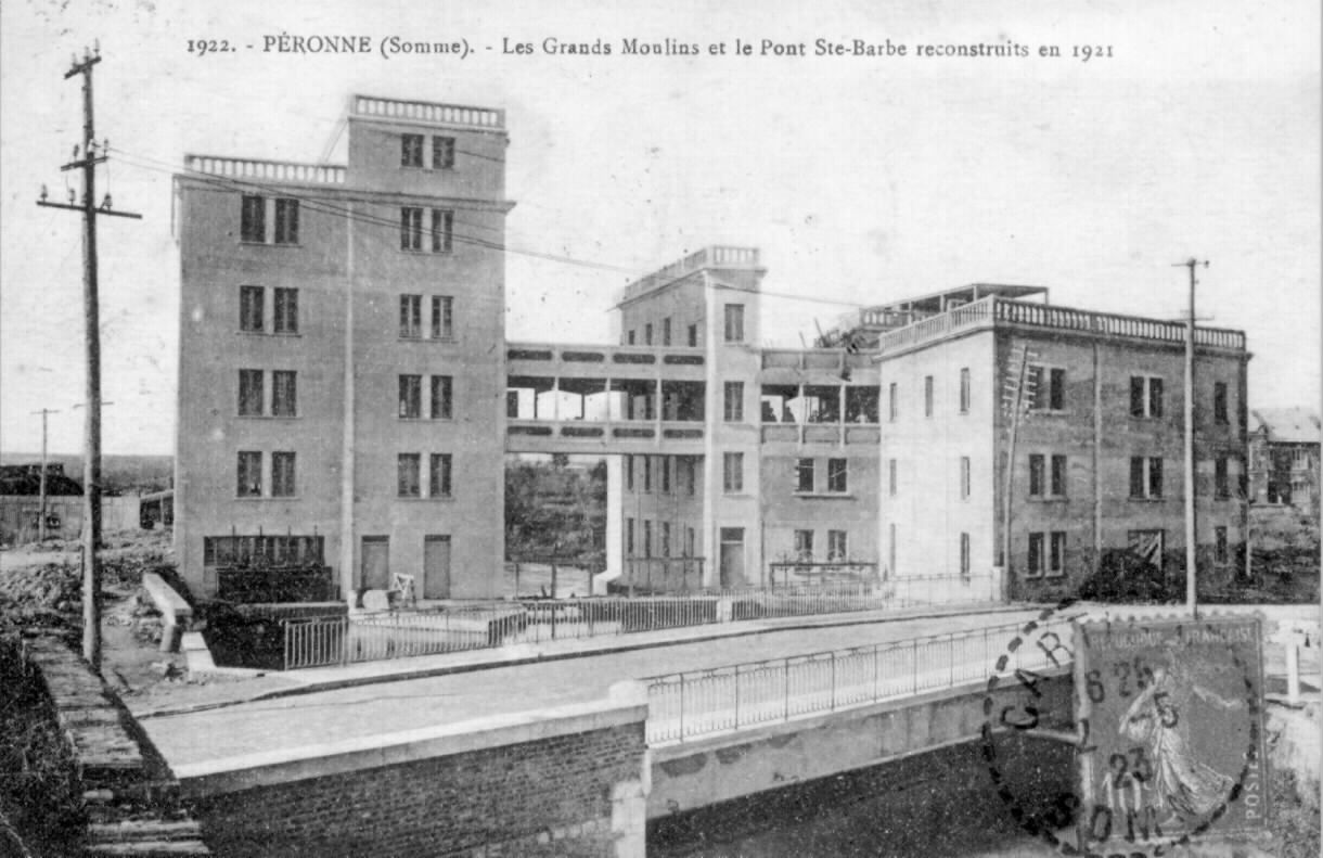 1922. Péronne (Somme). Les Grands moulins et le pont Ste-Barbe reconstruits en 1921. Carte postale, vers 1923 (AD Somme ; 8FI 3375).