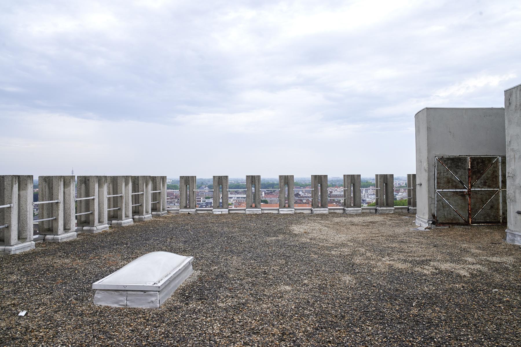 Acrotères en « schokbeton » cernant le toit-terrasse de la tour.