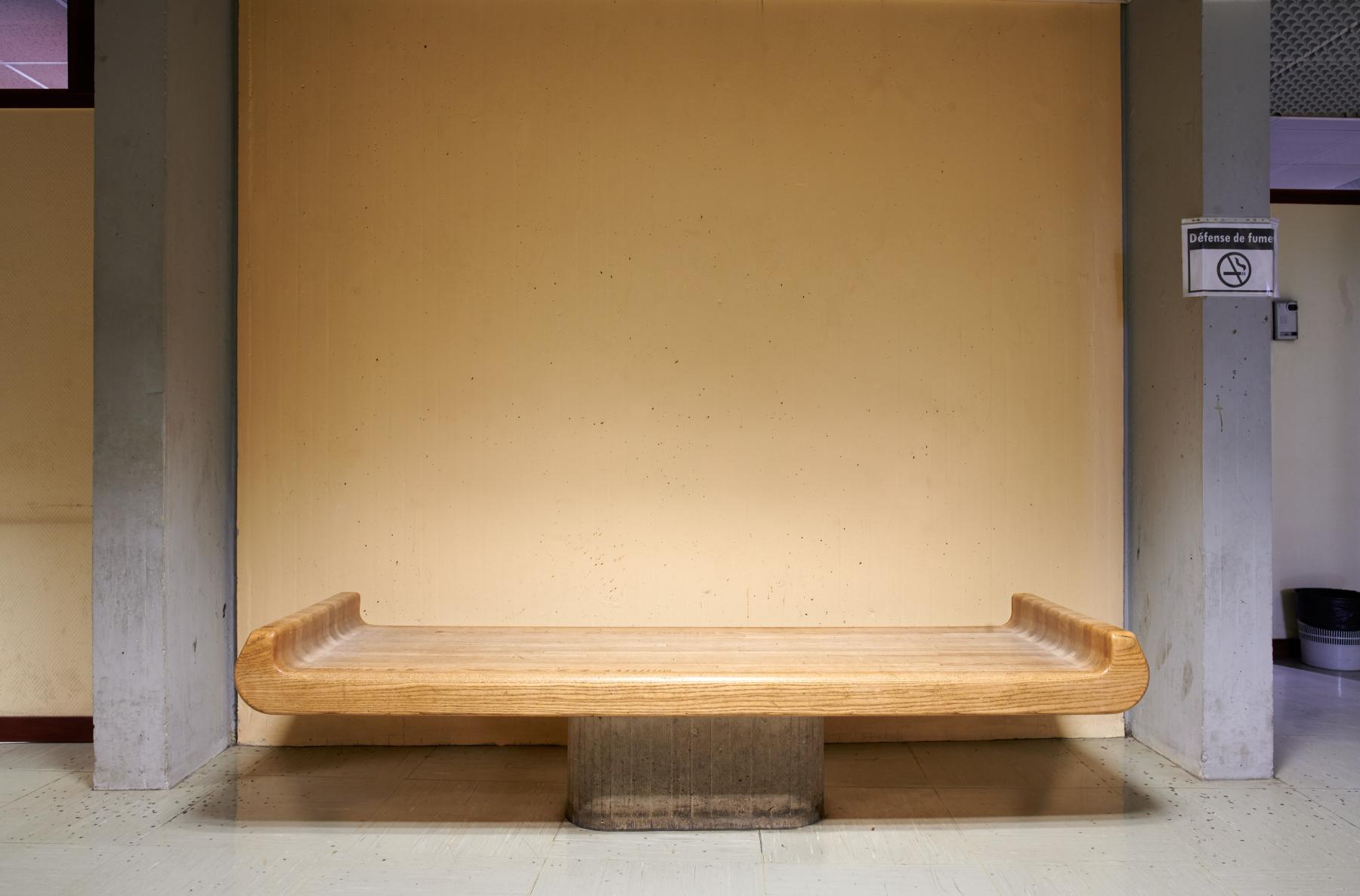 Banc avec piétement en béton et assise de bois. 