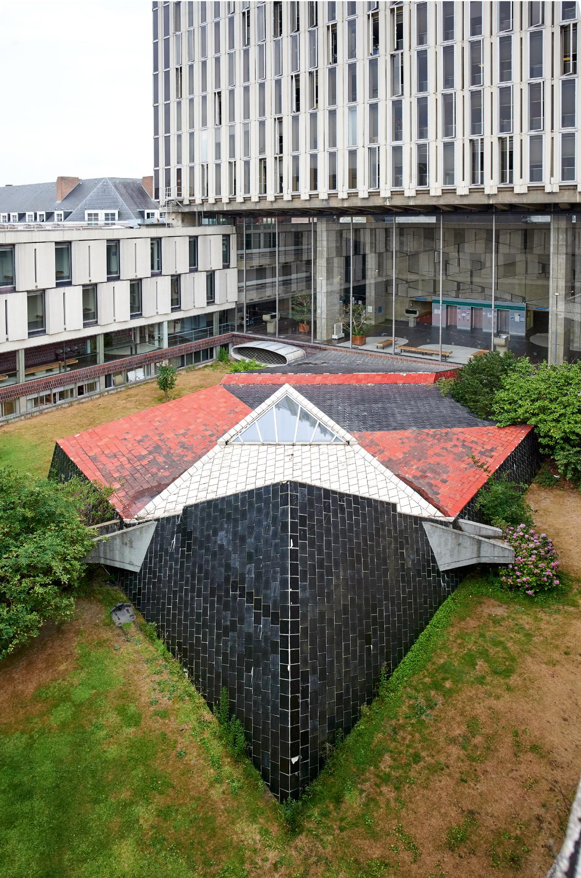 Le patio ouvert d'un lanterneau éclairant l’ancienne grande salle d’audience du tribunal d’instance.