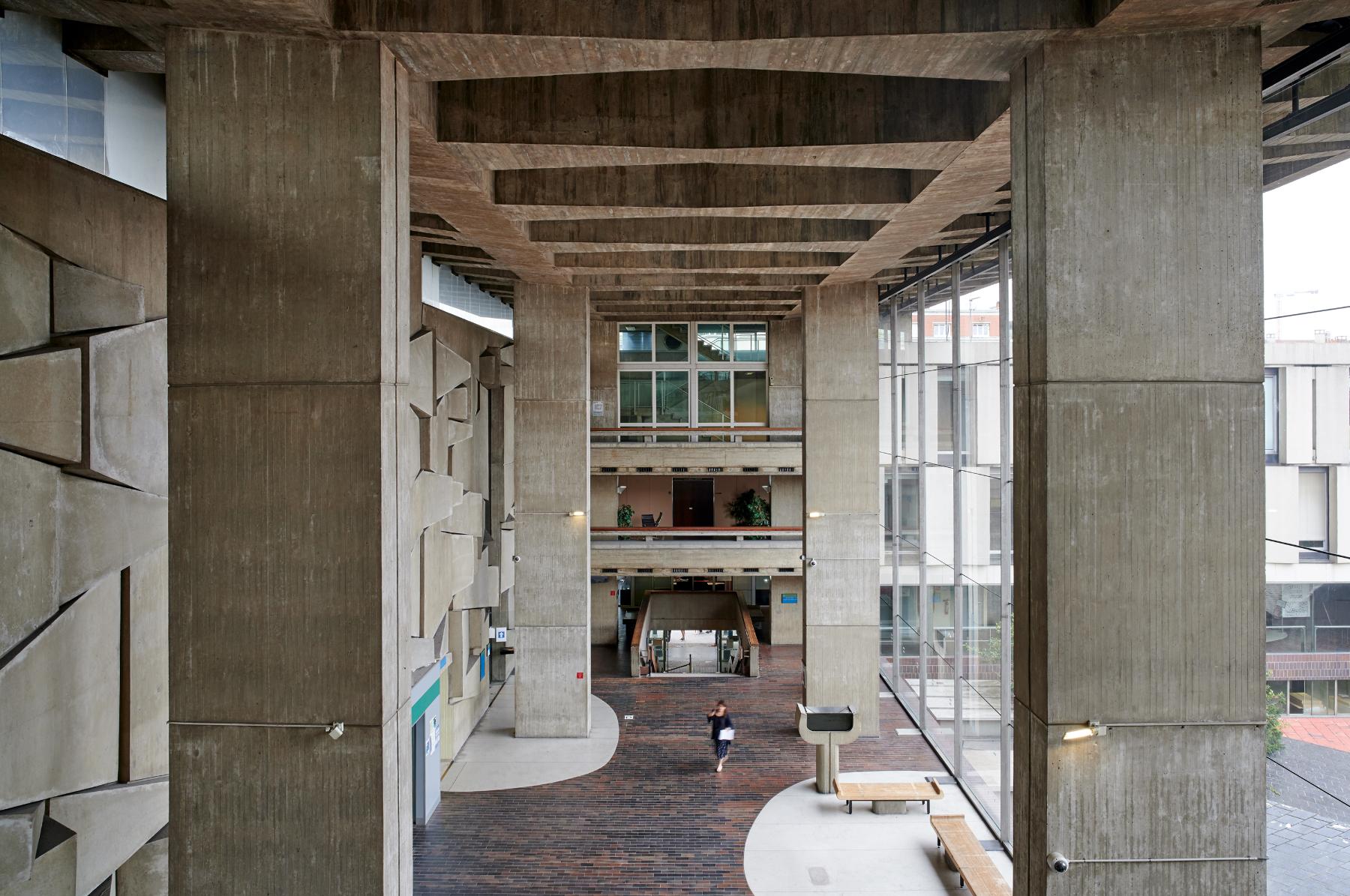 Salle des pas perdus, vue depuis la mezzanine ouest.