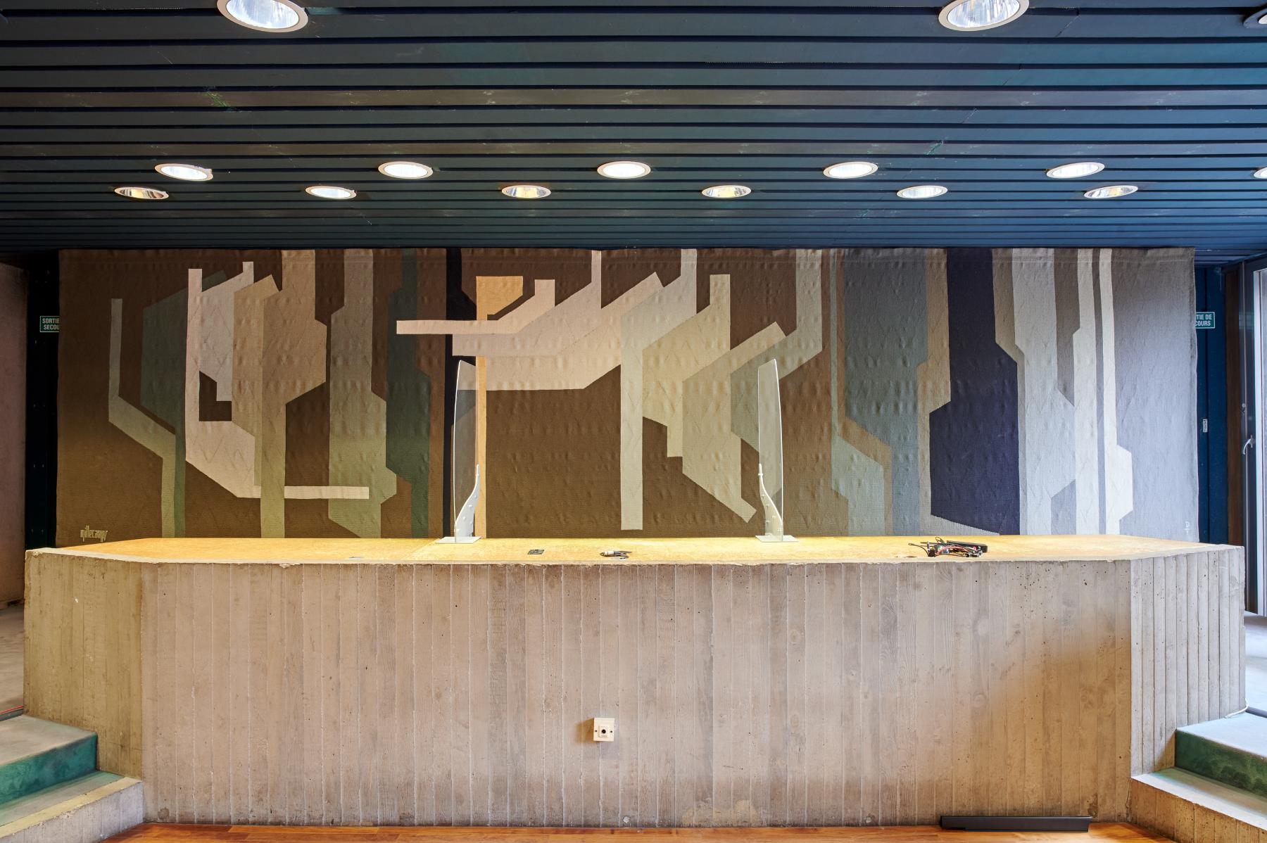 Tapisserie d’Yves Millecamps dans l'ancienne salle d’audience du tribunal de sécurité sociale (deuxième étage du bâtiment bas).