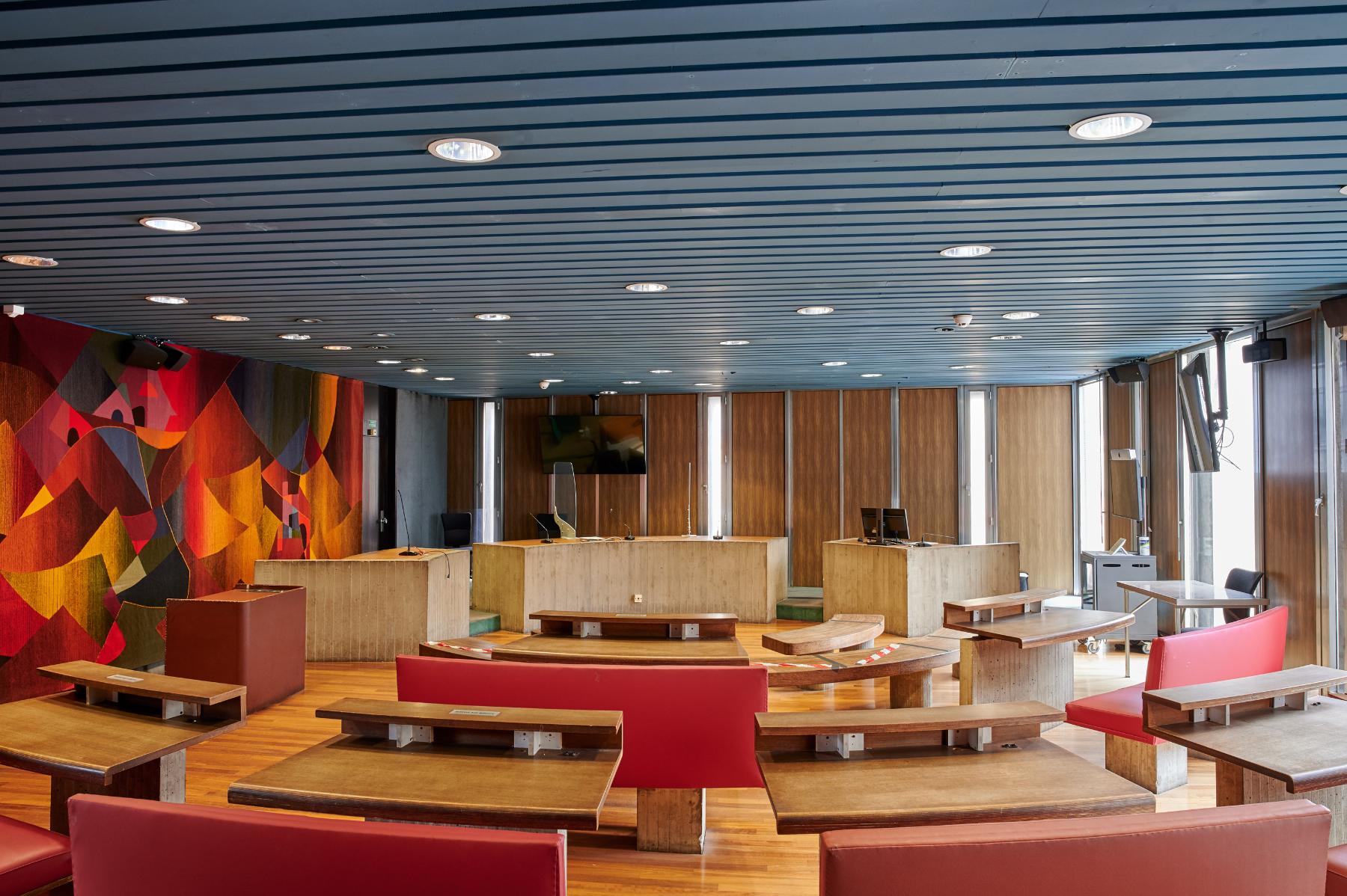 Salle d’audience du tribunal pour enfants (premier étage du bâtiment bas), ornée d’une tapisserie de Michel Tourlière « Les châteaux de sable ».