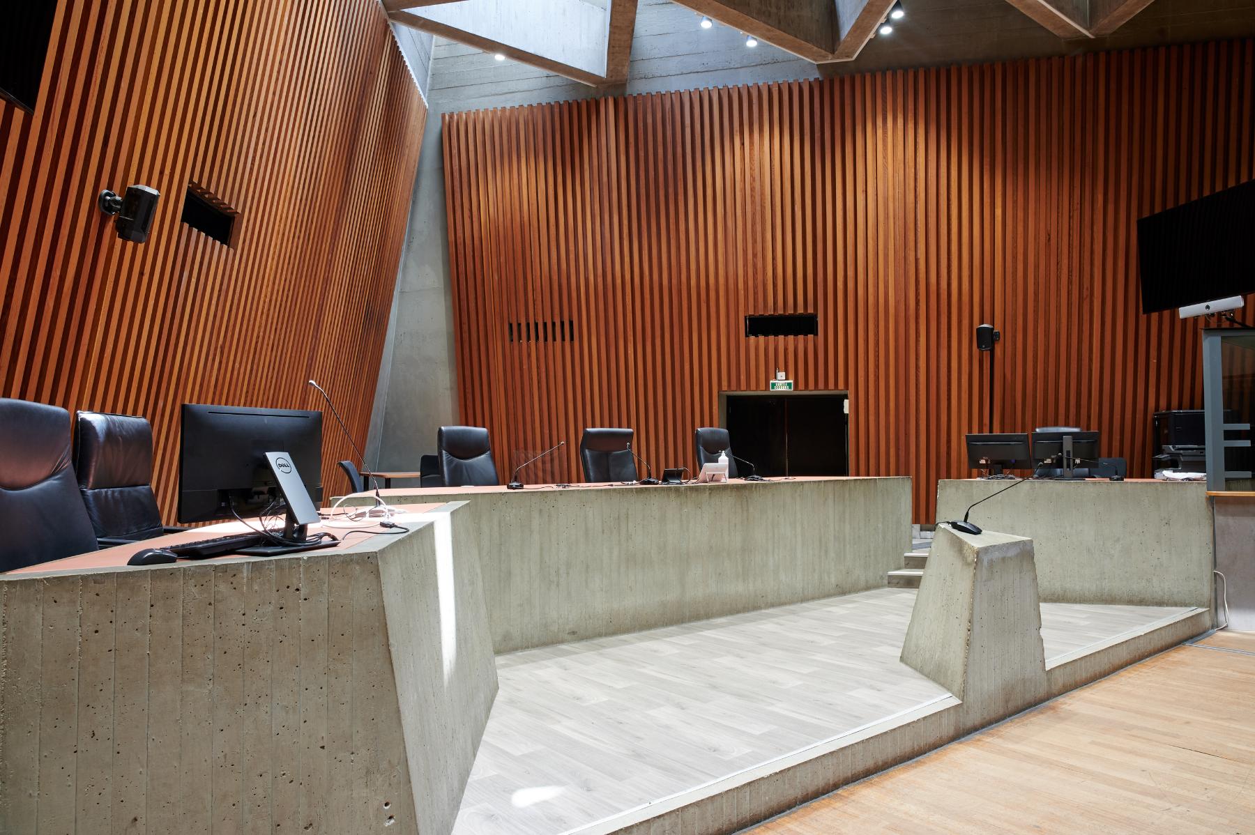 Ancienne grande salle d’audience du tribunal d’instance, estrade et bureaux des magistrats.