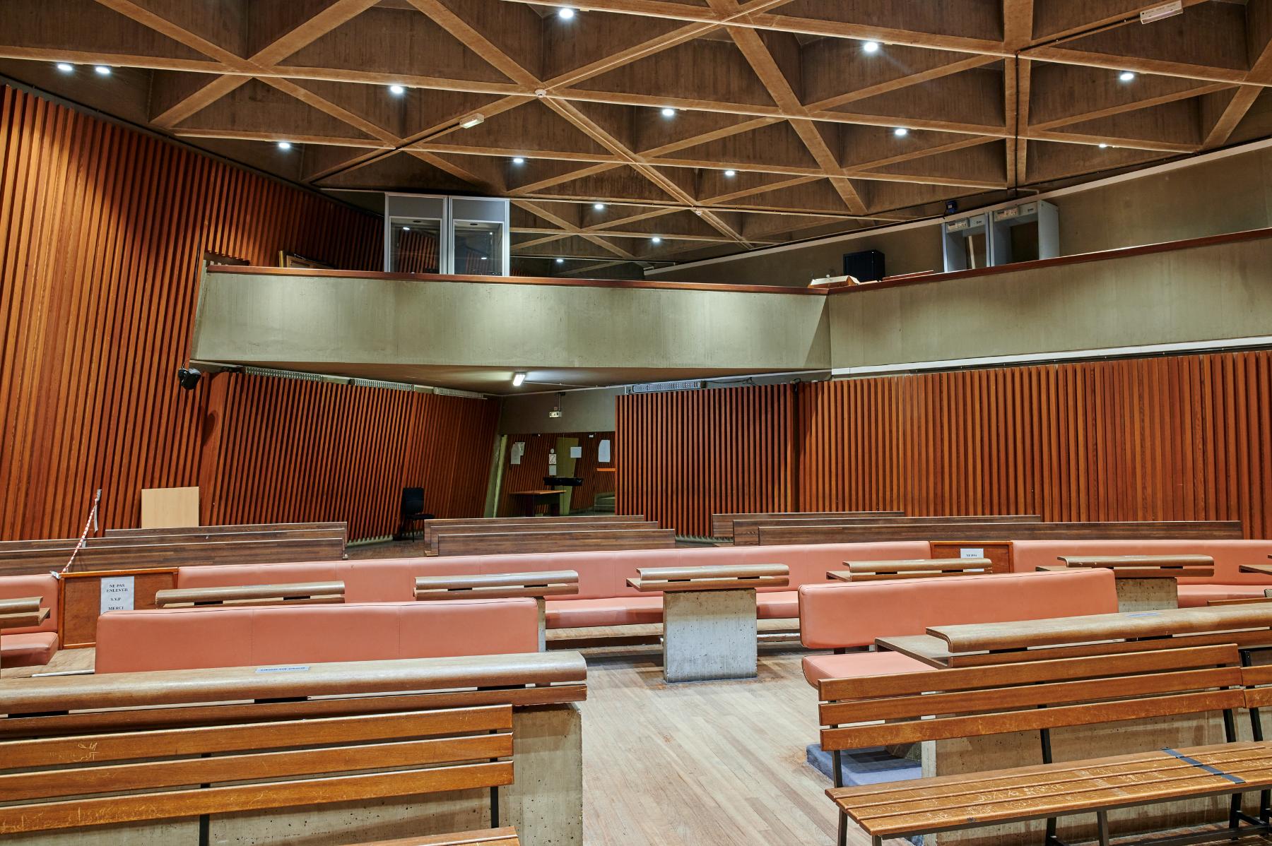 Ancienne grande salle d’audience du tribunal d’instance avec sa mezzanine au-dessus de l’entrée