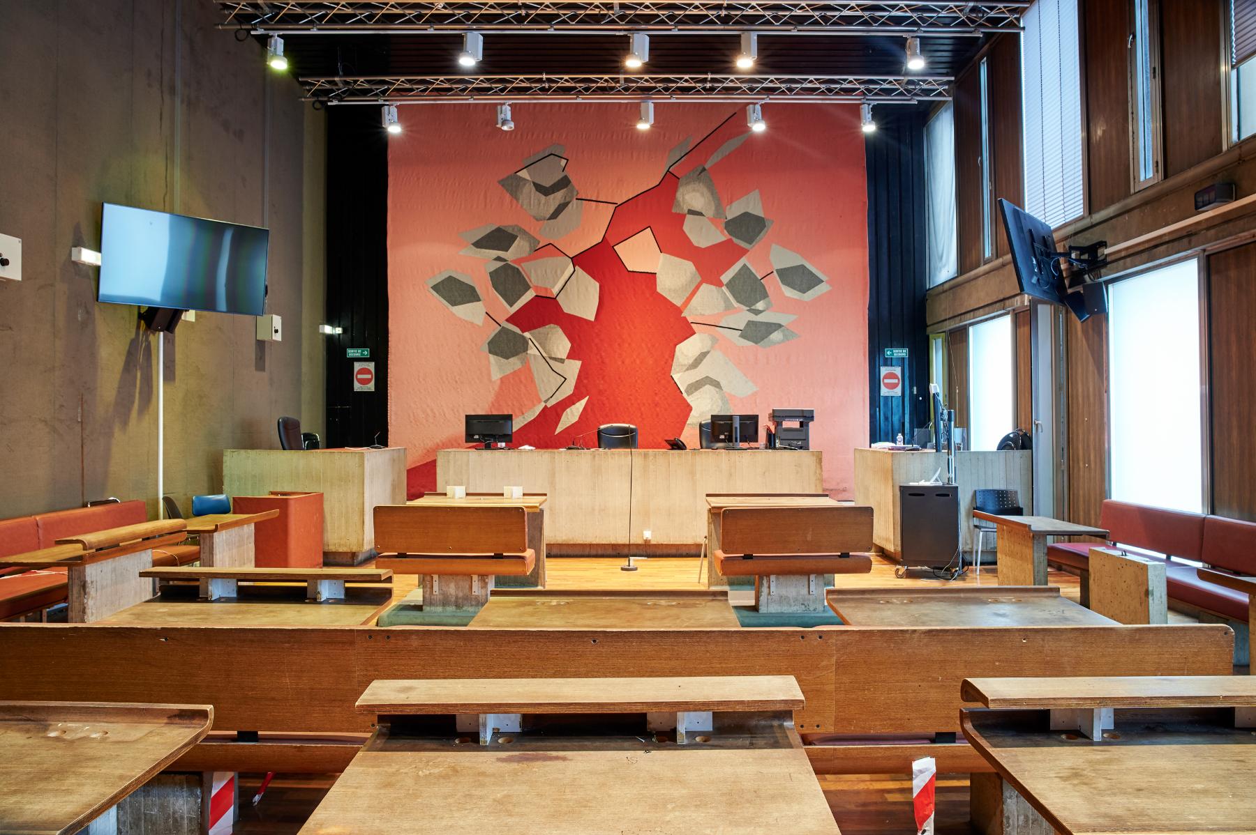 Ancienne salle d’audience du tribunal de commerce (rez-de-chaussée haut du bâtiment bas), ornée d’une tapisserie d’André Beaudin, « L’eau stagnante et des feuilles brillantes fleuries, claires blanches, pâles ».