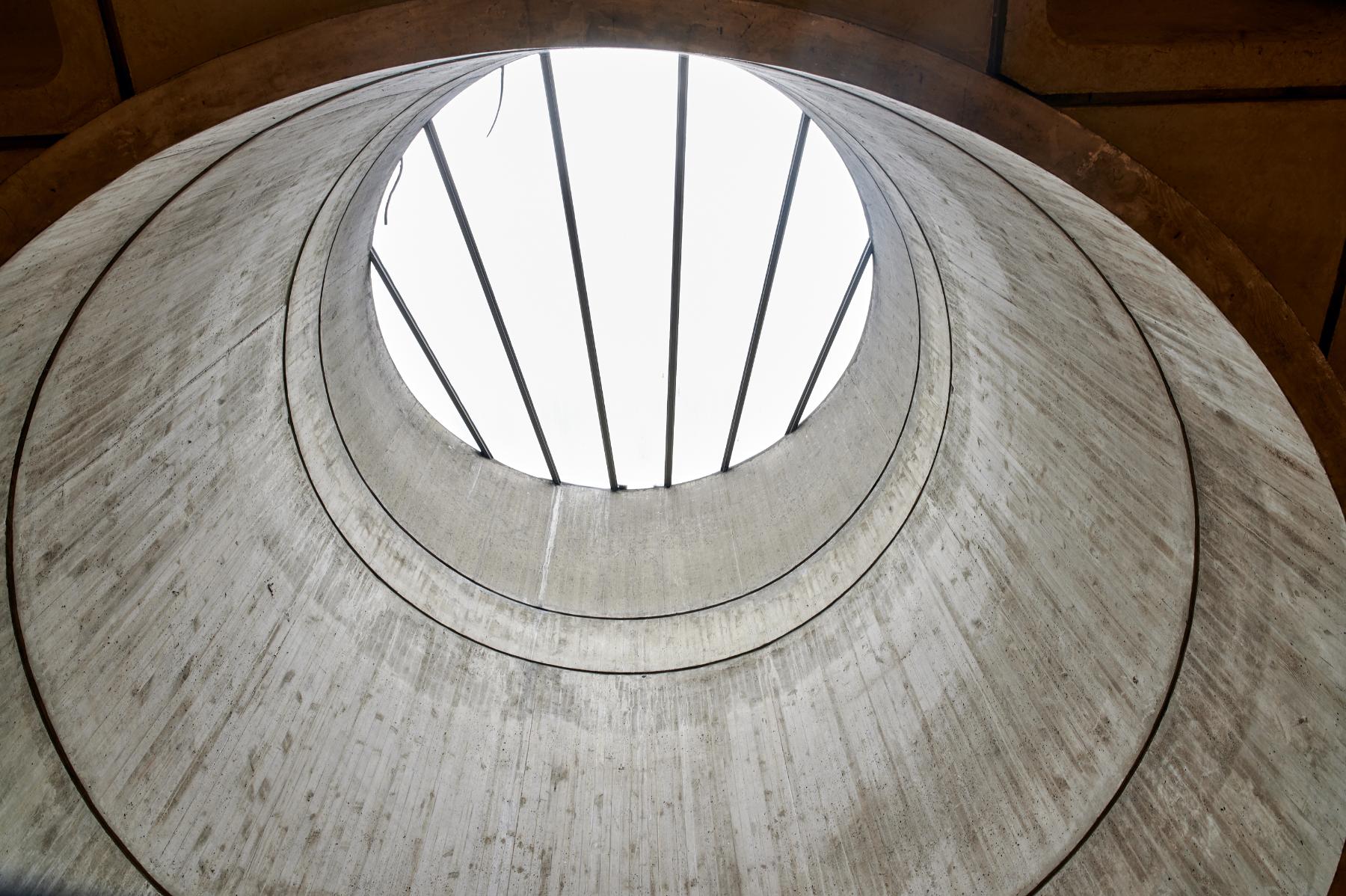 Oculus en puits de lumière de l’ancienne petite salle d’audience du tribunal.