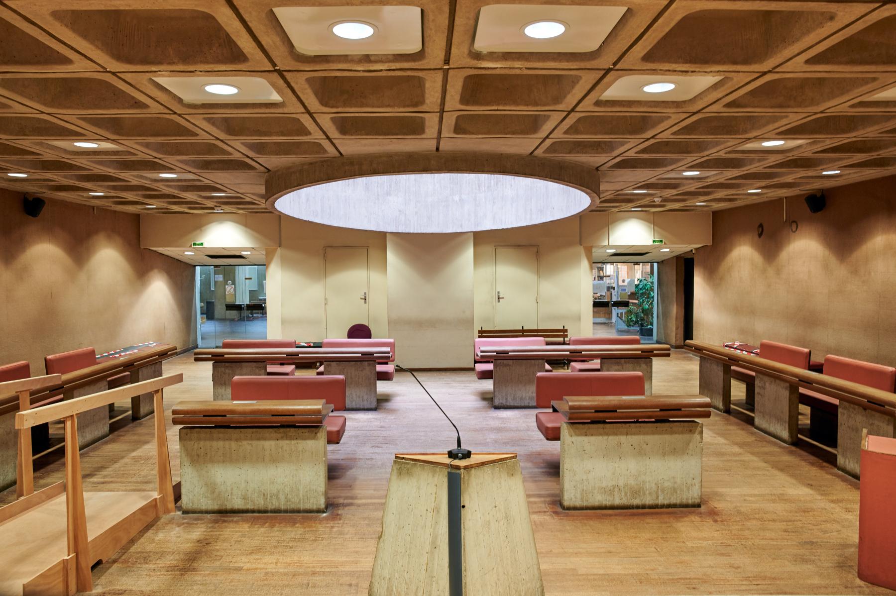 Ancienne petite salle d’audience du tribunal d’instance du rez-de-chaussée bas, vue depuis l'estrade des magistrats.