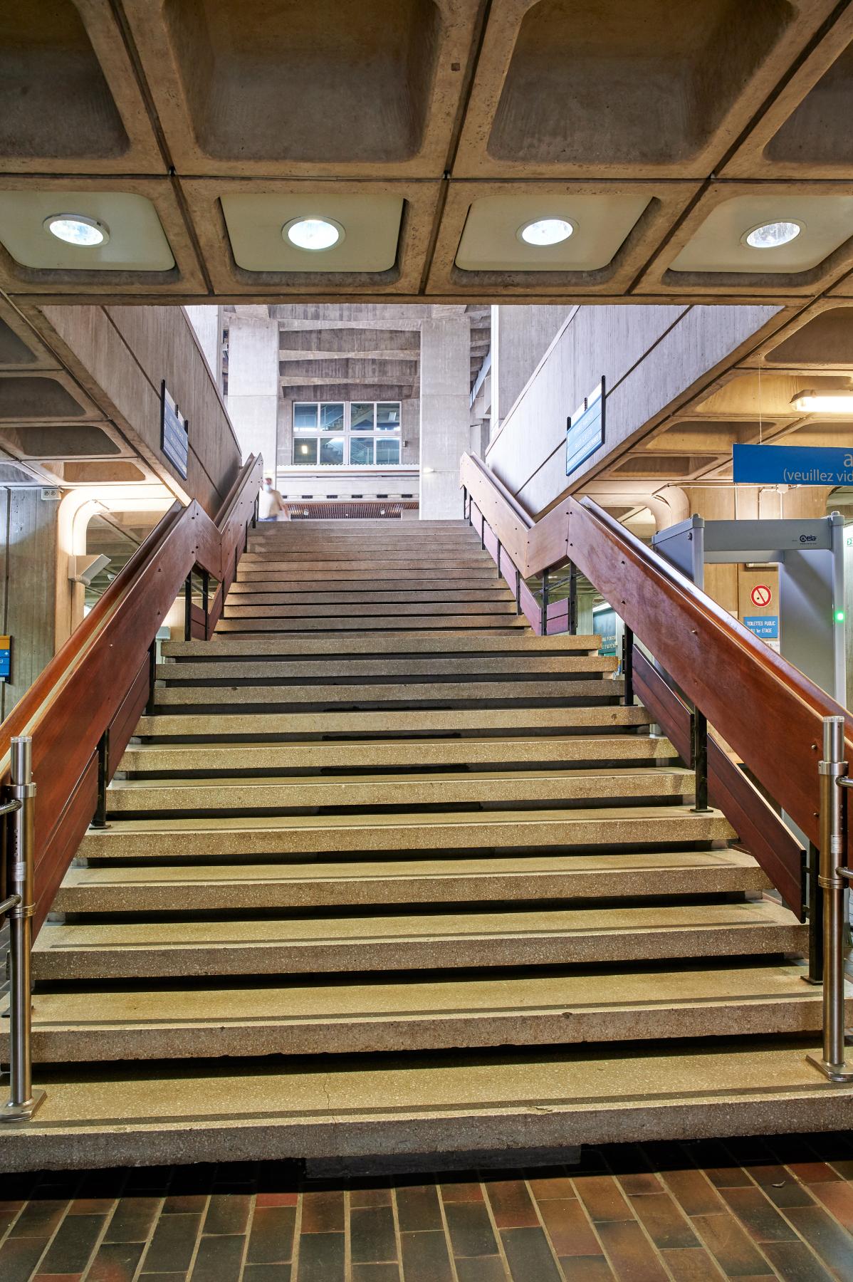 Escalier monumental du hall d’accueil (rez-de-chaussée bas) menant à la salle des pas-perdus.