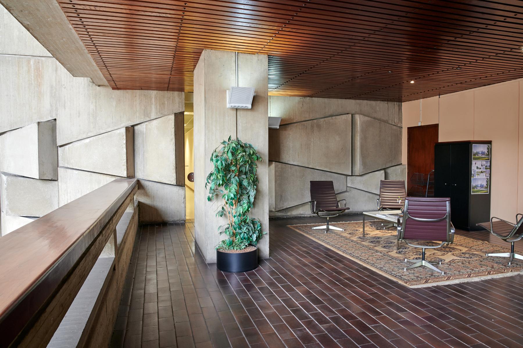 Salle d’attente du bureau du président du tribunal (mezzanine est, premier étage du bâtiment bas), avec la sculpture en bas-relief sur le mur de fond.