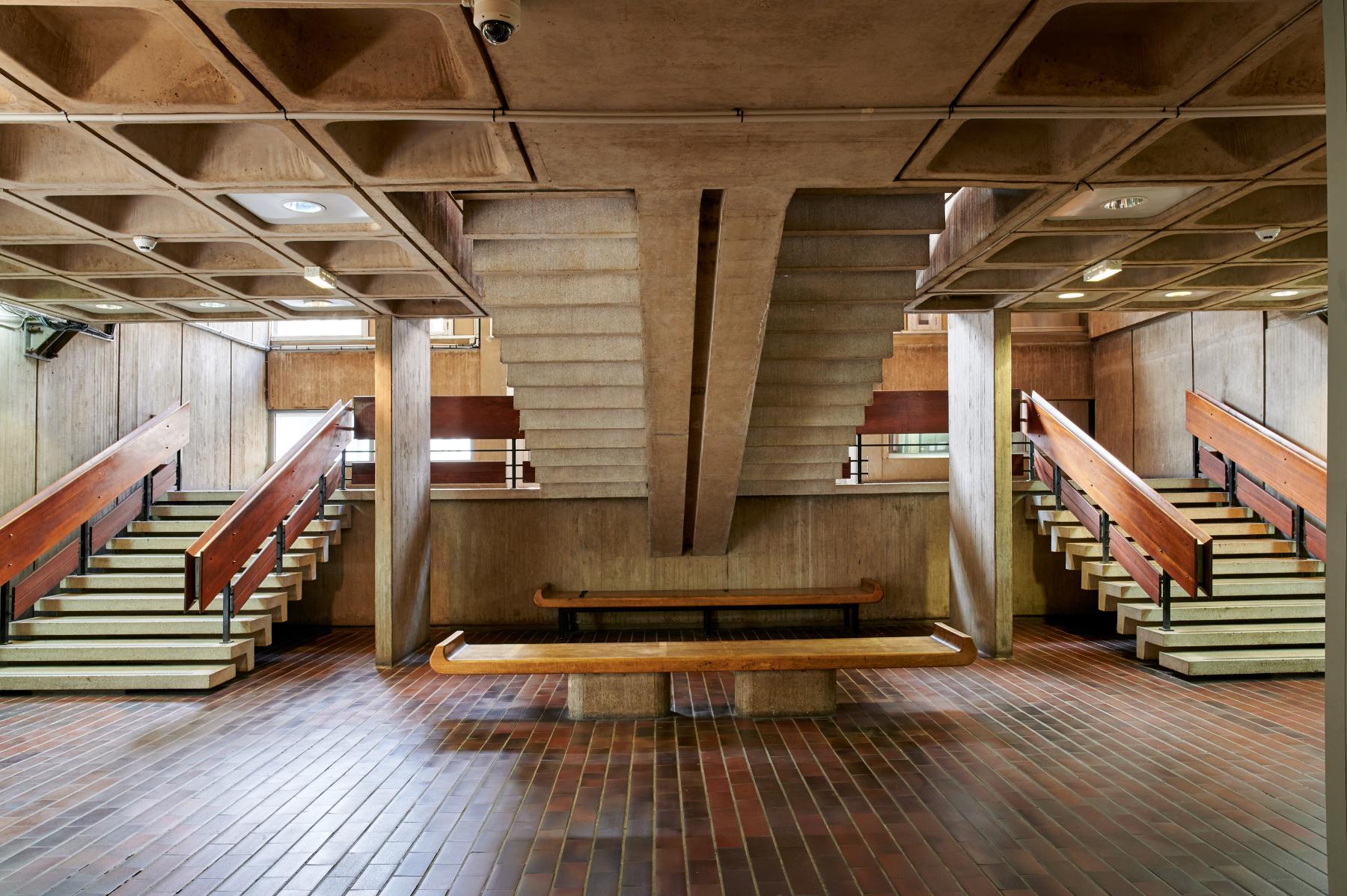Escalier monumental situé au fond du hall et banquettes d’origine.