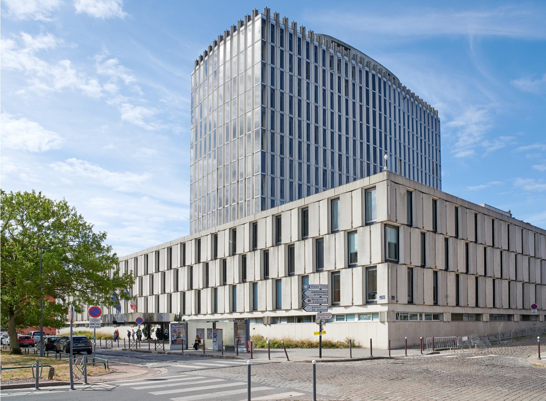 Vue du palais de justice depuis l’angle de l’avenue du Peuple-Belge et de la rue Alphonse-Colas.