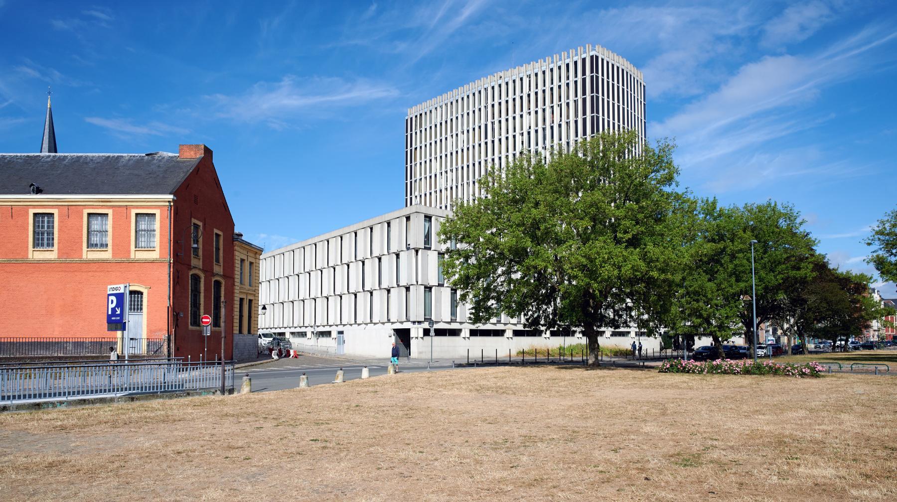Vue du palais de justice depuis l’avenue du Peuple-Belge.