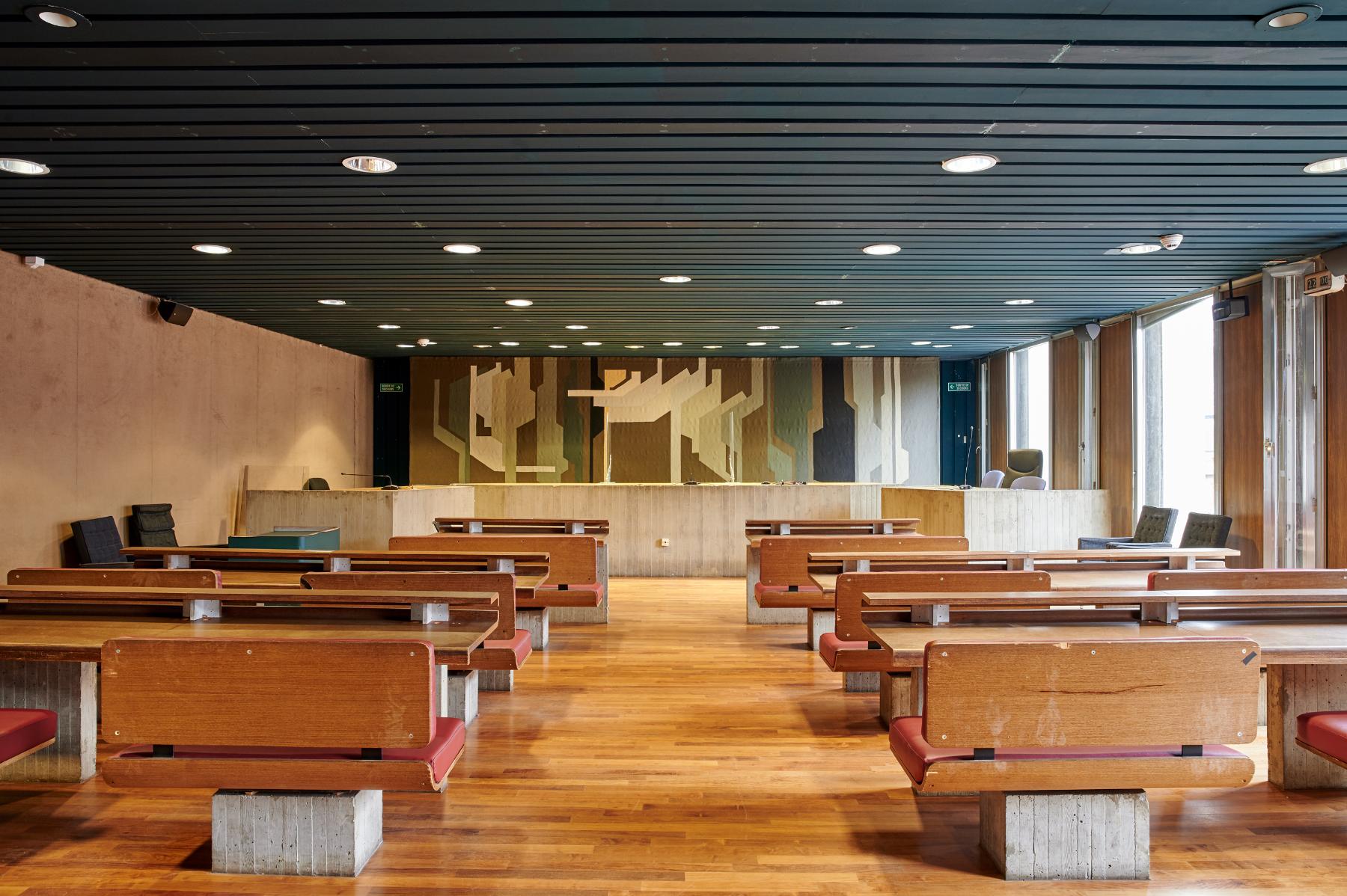 Ancienne salle d’audience du tribunal de sécurité sociale (deuxième étage du bâtiment bas), ornée d’une tapisserie d’Yves Millecamps.