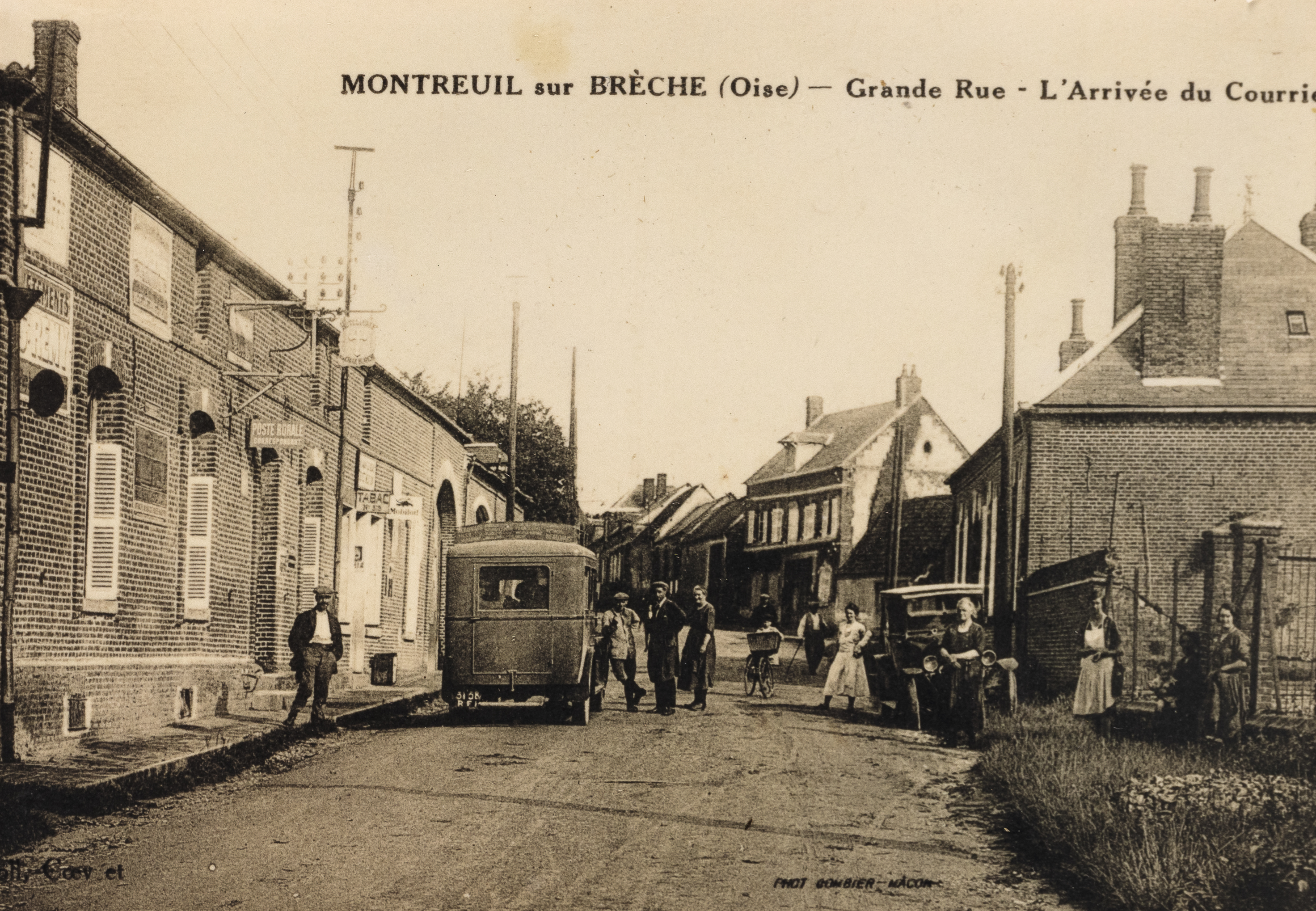 Montreuil-sur-Brêche (Oise). "Grande Rue - L'arrivée du courrier", carte postale, éd. Combier-Mâcon, [premier quart du XXe siècle] (coll. part.). 