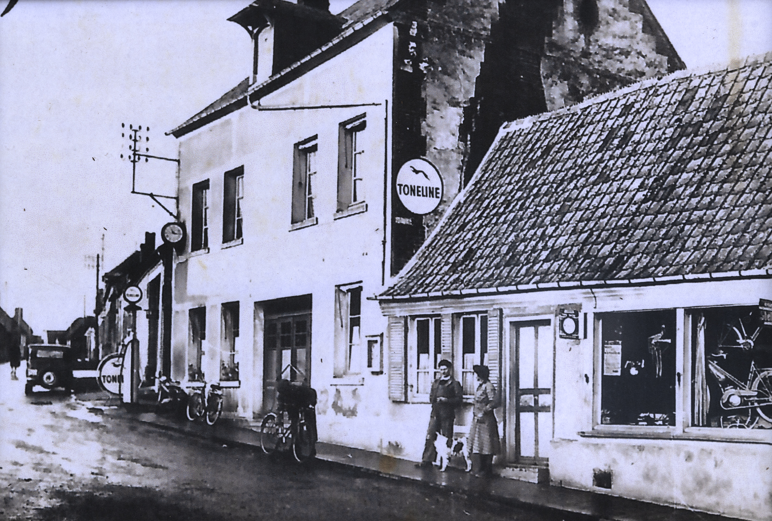 Montreuil-sur-Brêche (Oise). "Café de la Grande Rue", photographie noir et blanc, [seconde moitié du XXe siècle] (coll. part.). 