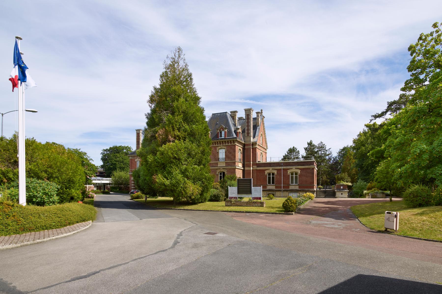 Façade sud-est de la villa du comte Foy, actuel lycée Pierre-d'Ailly, vue depuis l'entrée de l'établissement.