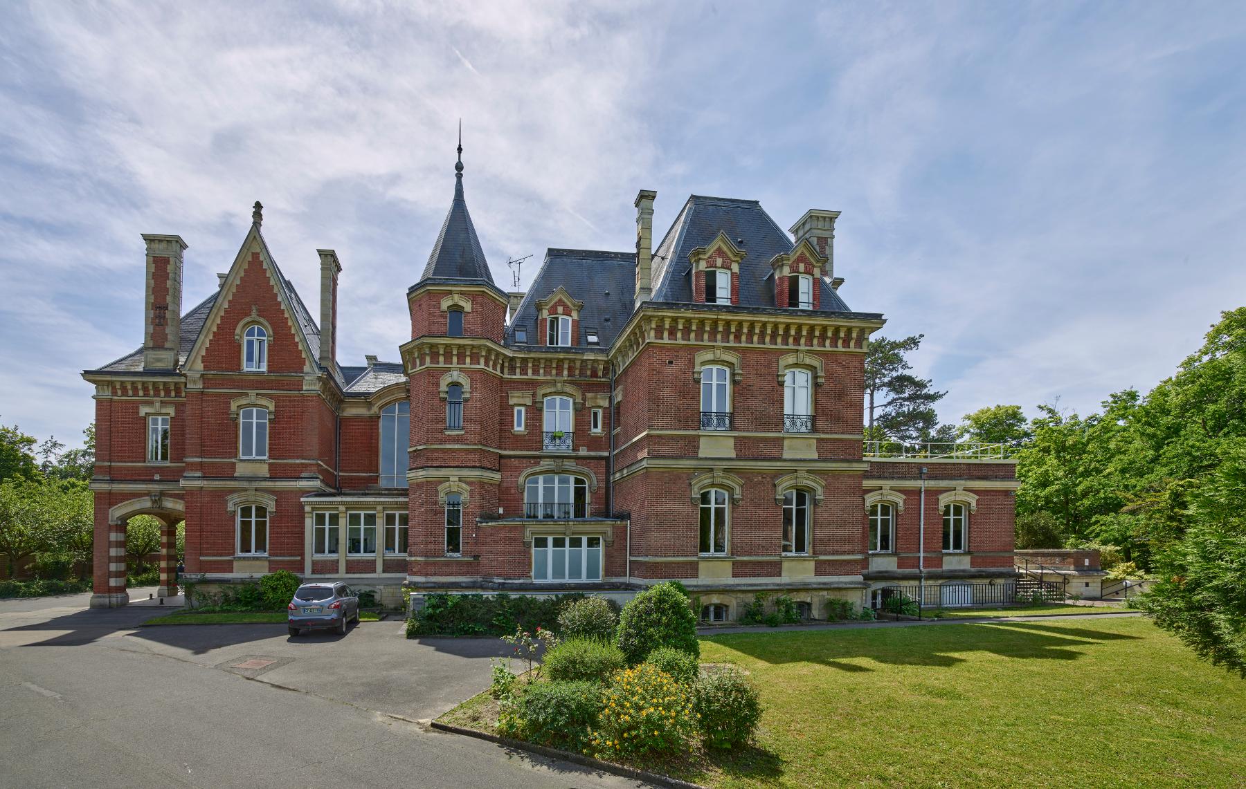 Façade sud de la villa du comte Foy, actuel lycée Pierre-d'Ailly.