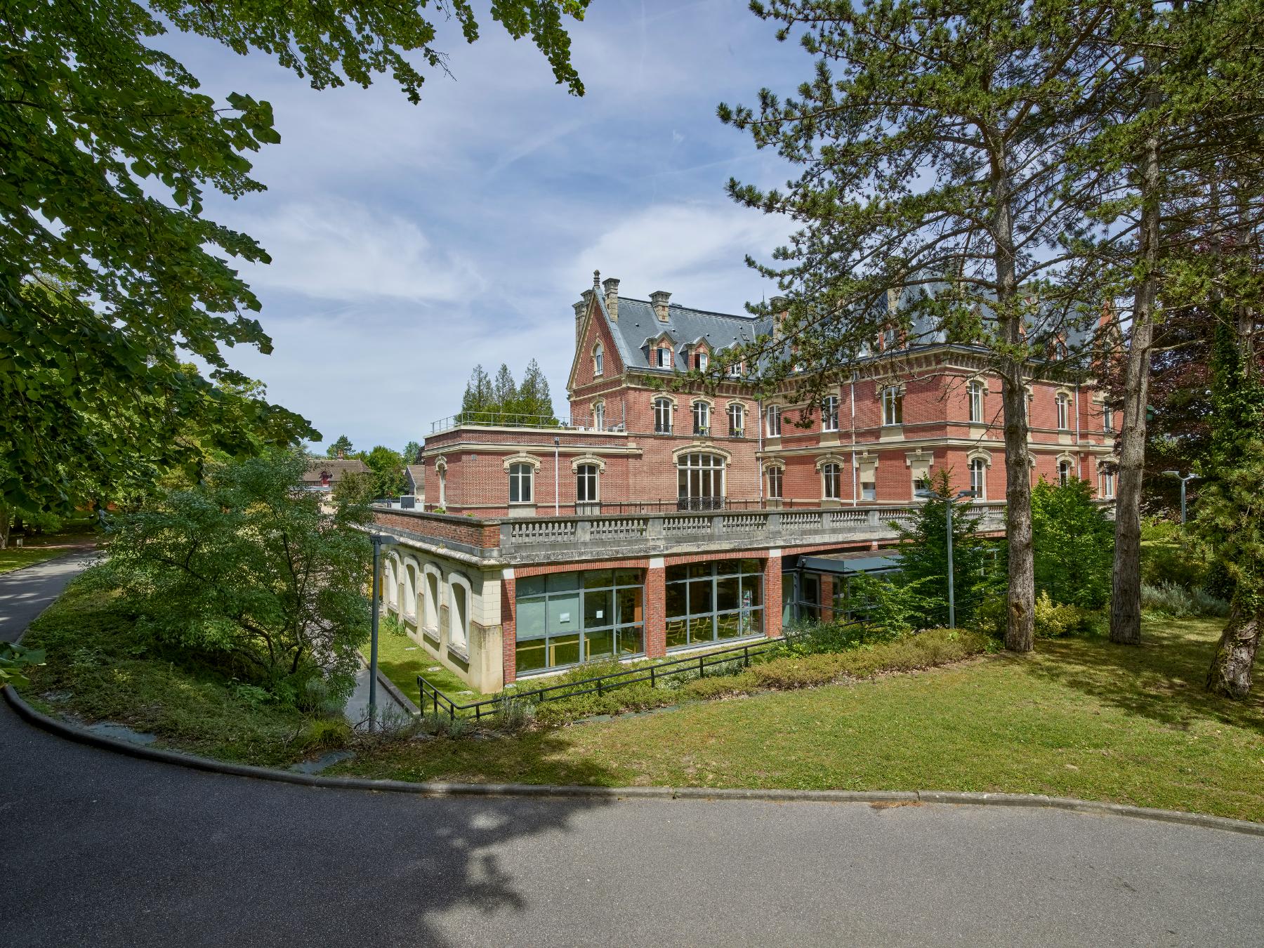 Vue nord de la villa du comte Foy, actuel lycée Pierre-d'Ailly.
