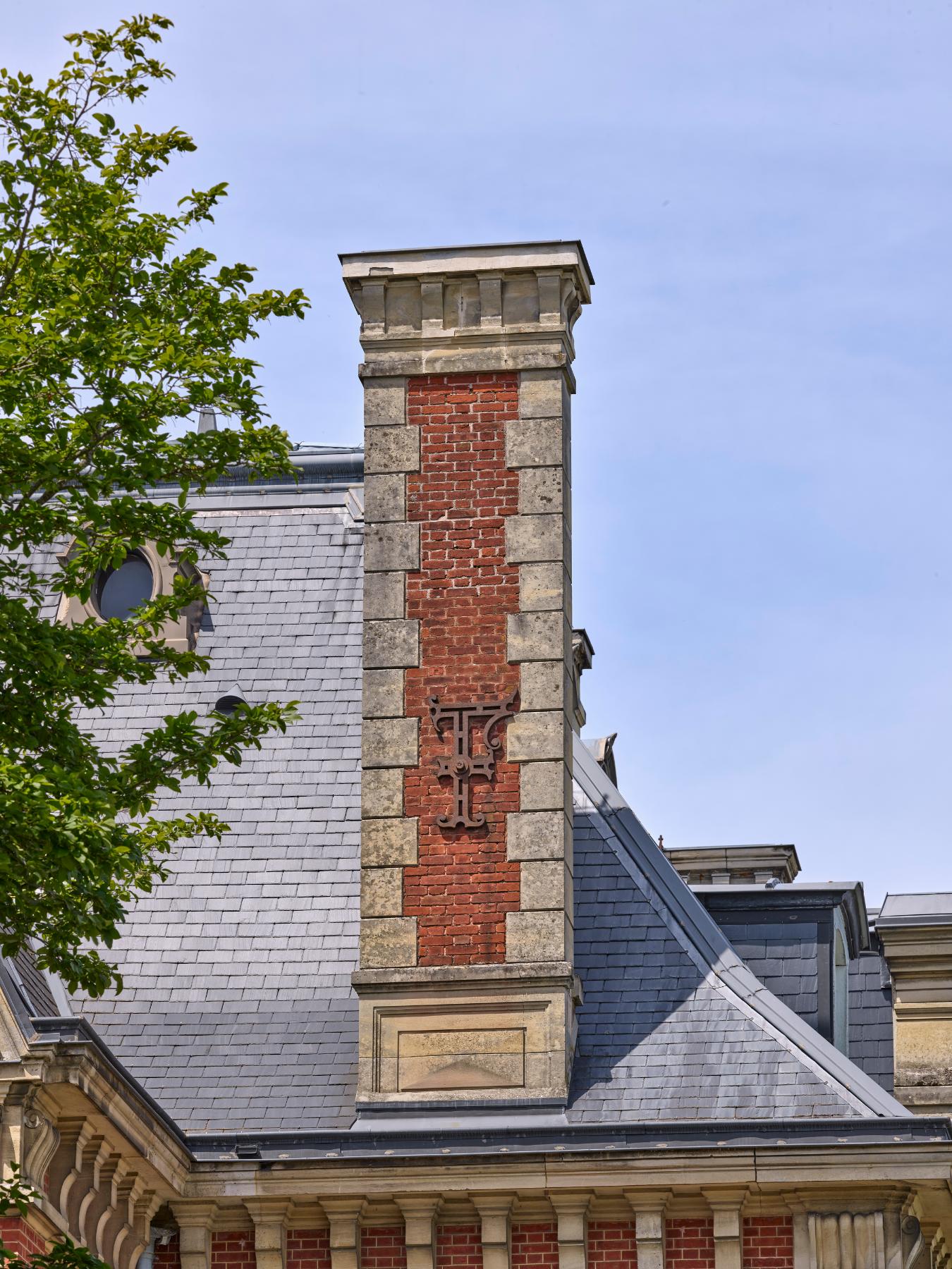 Souche de cheminée de la villa du comte Foy, avec ancre de tirant en forme de lettre F, actuellement lycée Pierre-d'Ailly.