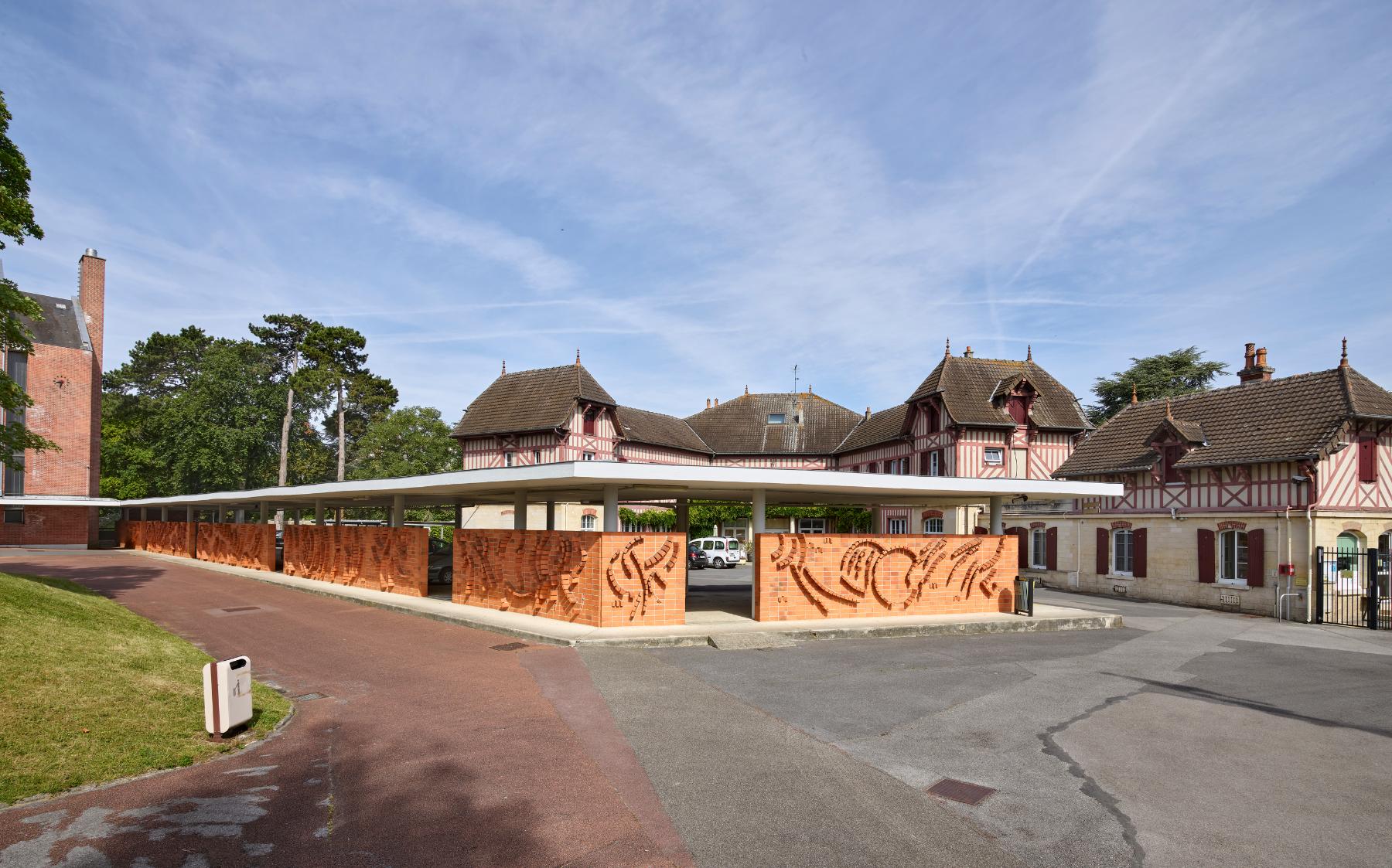 Vue nord-ouest des dépendances de la villa du comte Foy, actuel bâtiment technique du lycée Pierre-d'Ailly.
