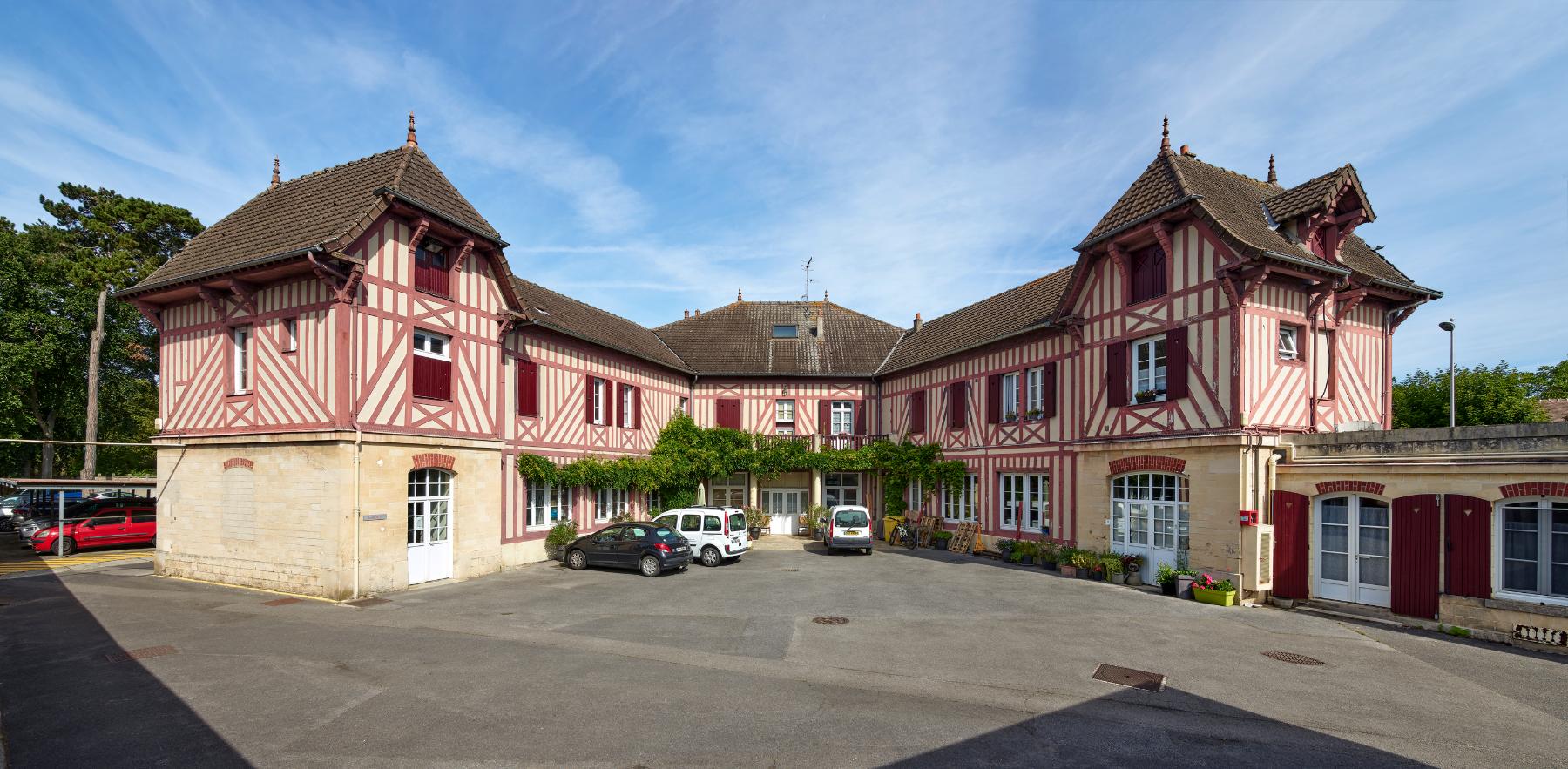Vue nord-ouest des dépendances de la villa du comte Foy, actuel bâtiment technique du lycée Pierre-d'Ailly.
