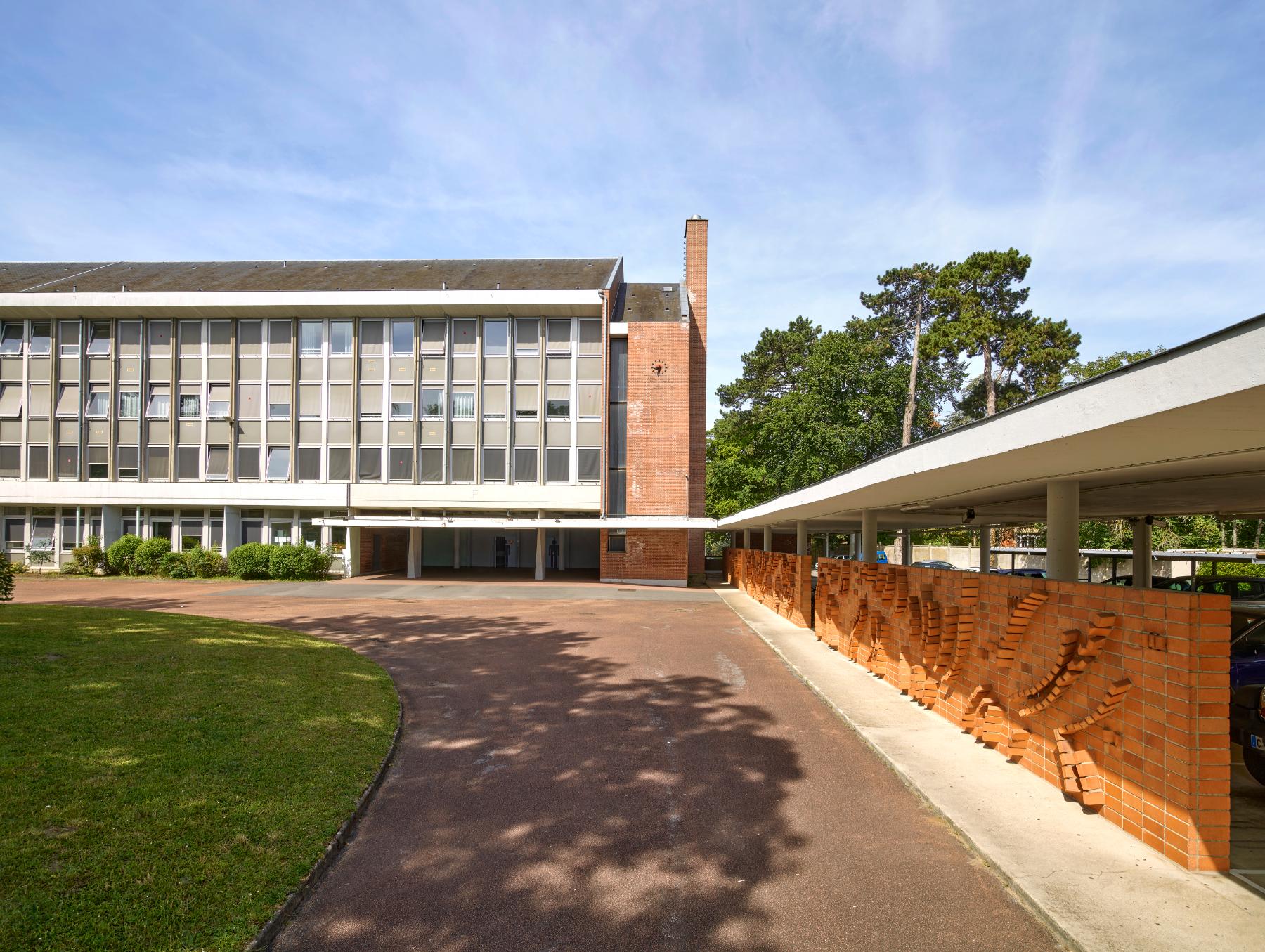 Préau du bâtiment F du lycée Pierre-d'Ailly. Vue prise du sud-ouest.