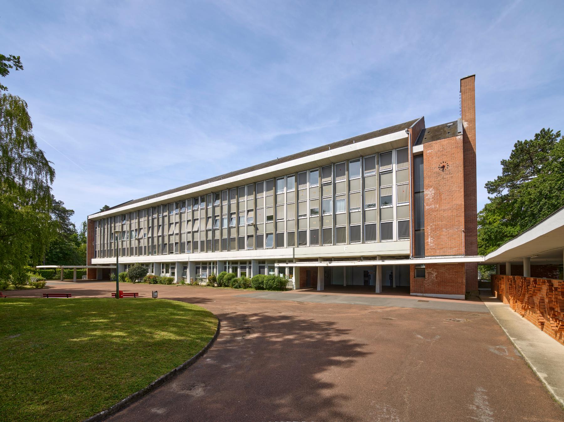 Bâtiment F du lycée Pierre-d'Ailly. Vue prise du sud-ouest.