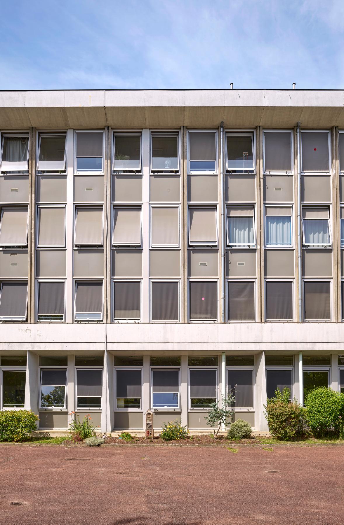 Façade tramée du bâtiment F du lycée Pierre-d'Ailly. Vue prise du sud-ouest.