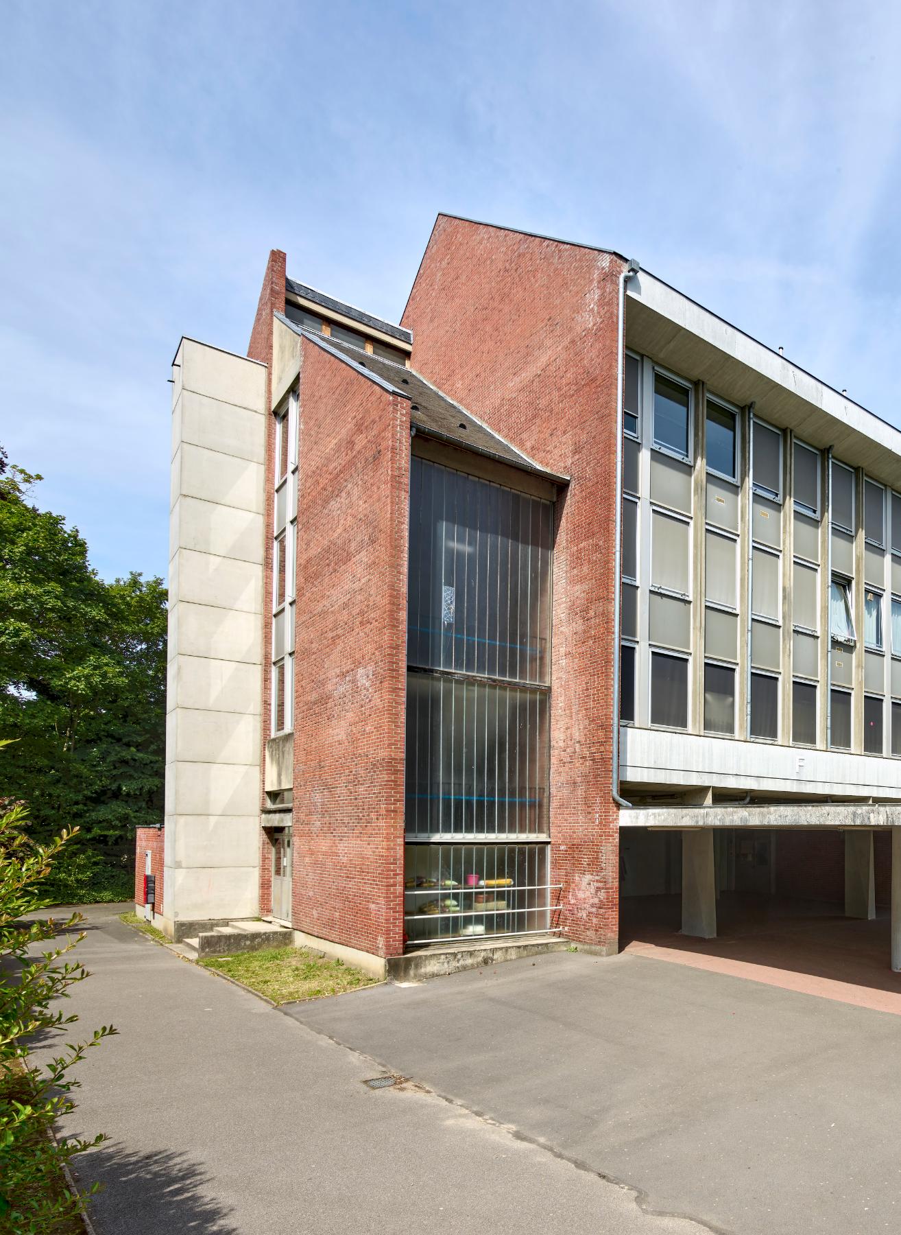 Cage d'escalier nord du bâtiment F du lycée Pierre-d'Ailly. Vue prise depuis le nord-est.