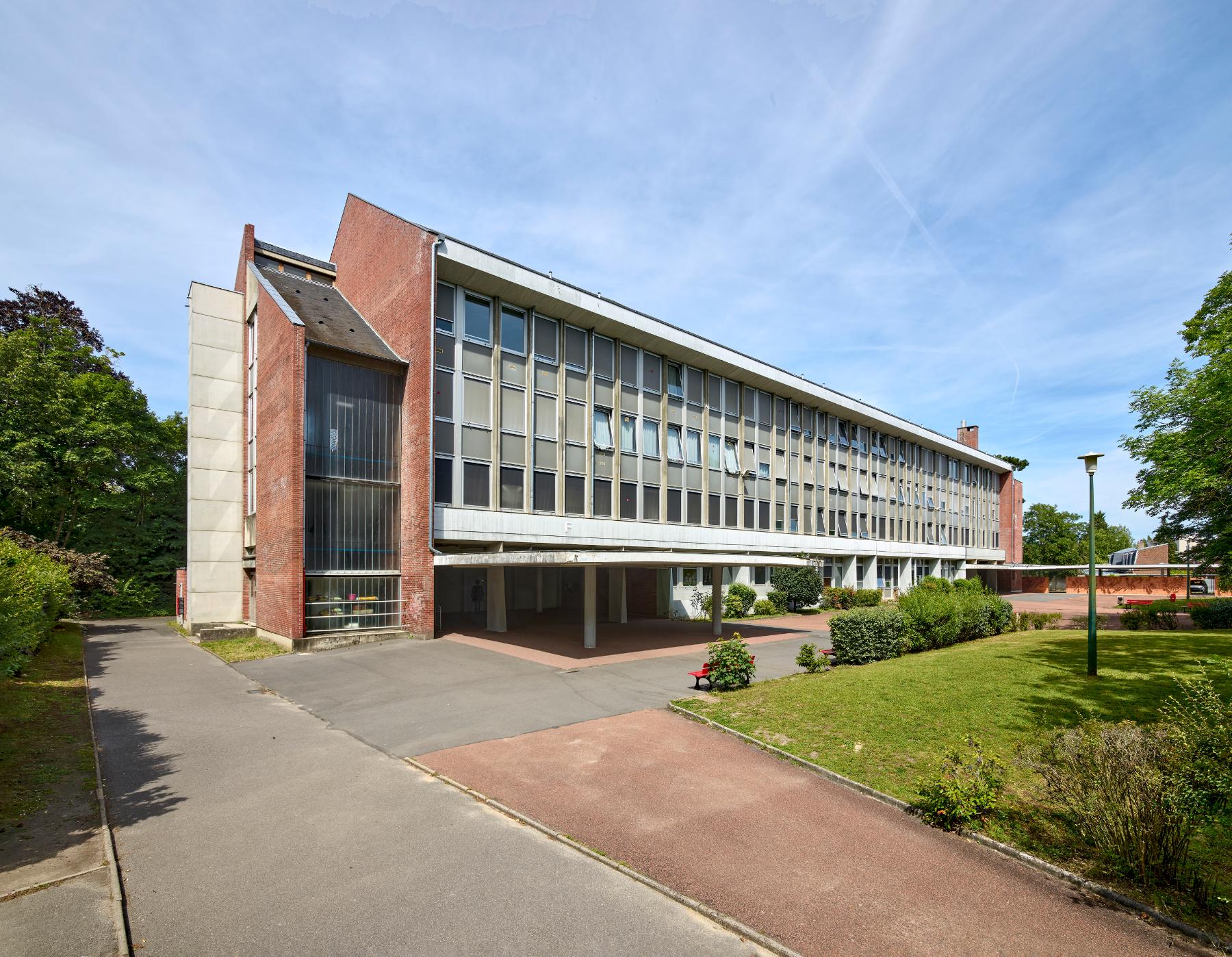 Bâtiment F du lycée Pierre-d'Ailly. Vue prise depuis l'est.