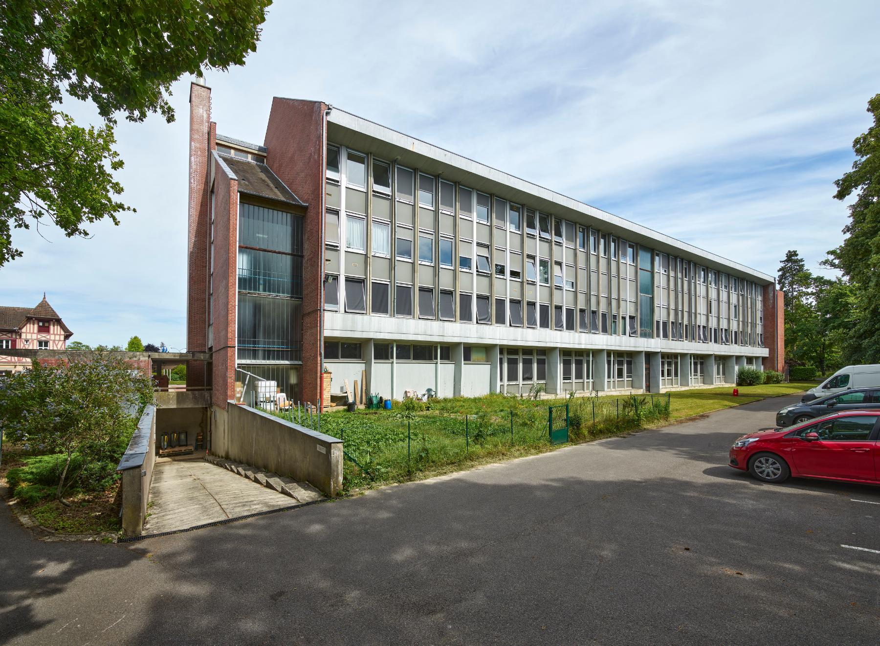 Bâtiment F du lycée Pierre-d'Ailly. Vue prise depuis l'est.