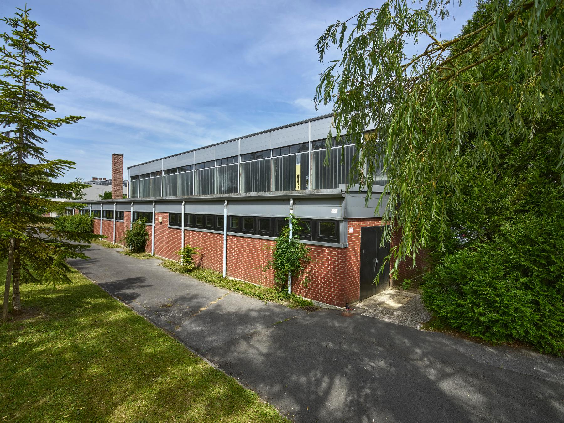 Gymnase du lycée Pierre-d'Ailly vu du nord-ouest.