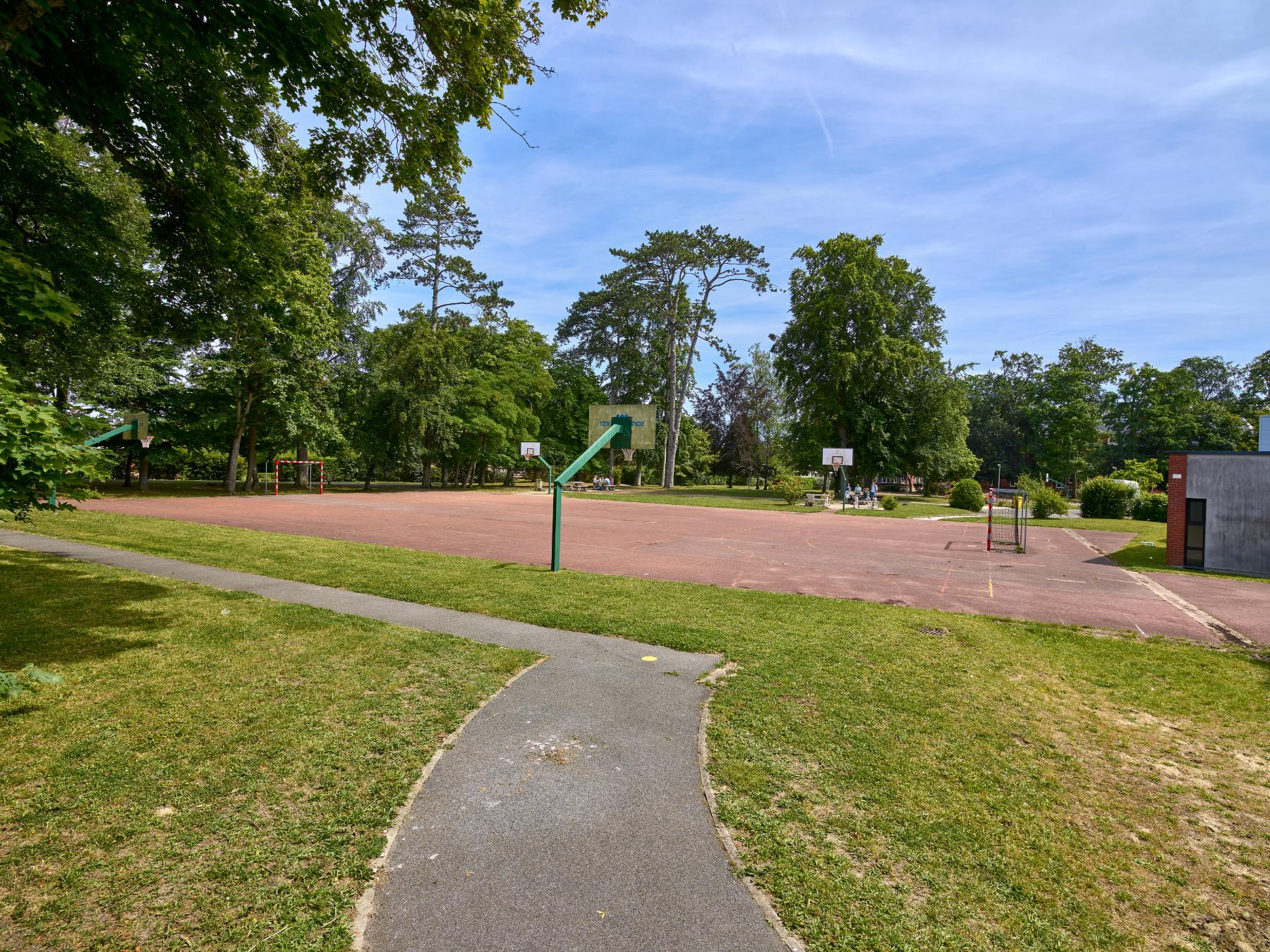 Piste d'athlétisme et terrain de sport à côté du parc du lycée Pierre-d'Ailly vus depuis l'ouest.