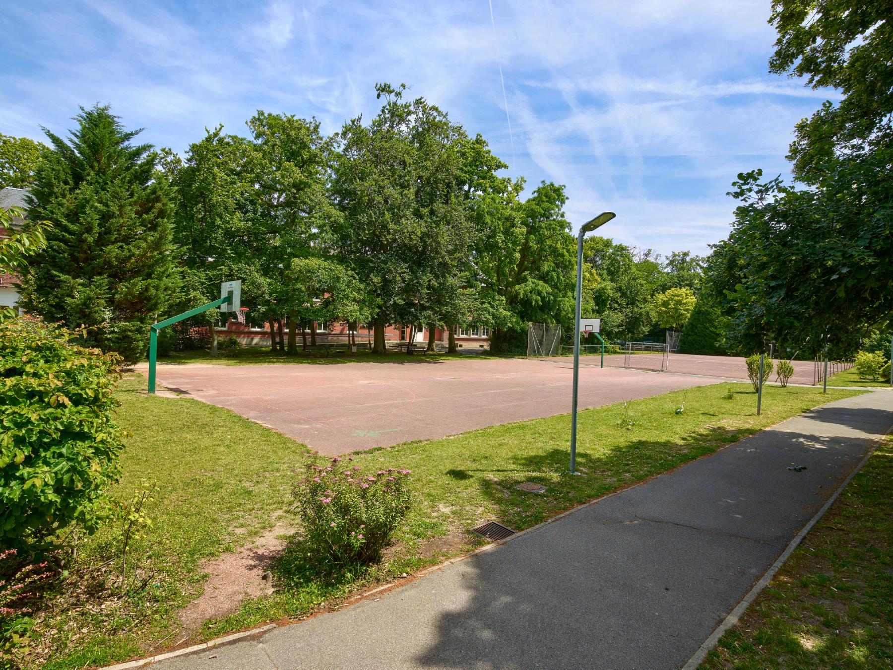 Piste d'athlétisme et terrain de sport du lycée Pierre-d'Ailly vus depuis le sud-ouest.