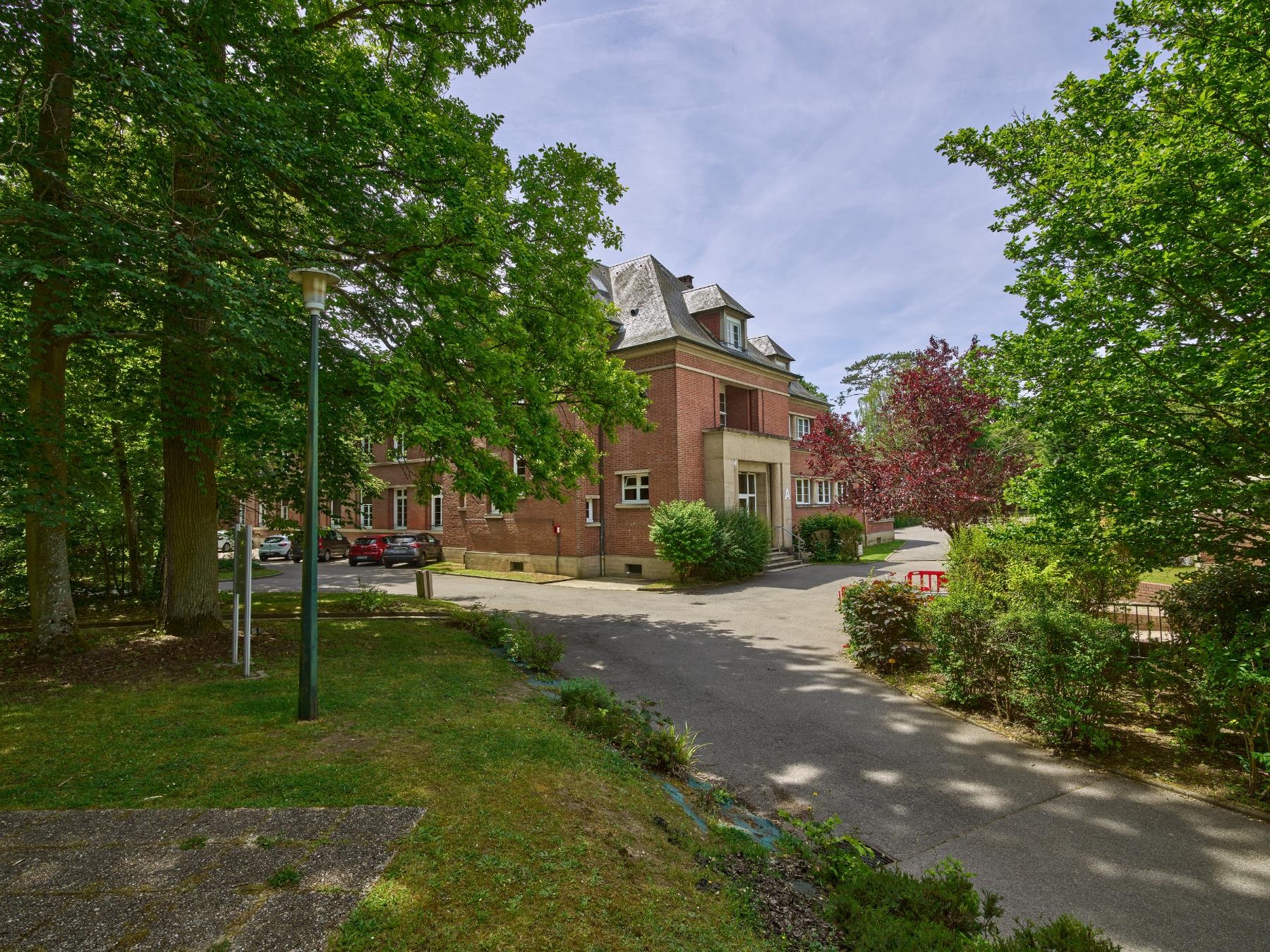 Bâtiment A du lycée Pierre-d'Ailly. Vue prise depuis le sud.