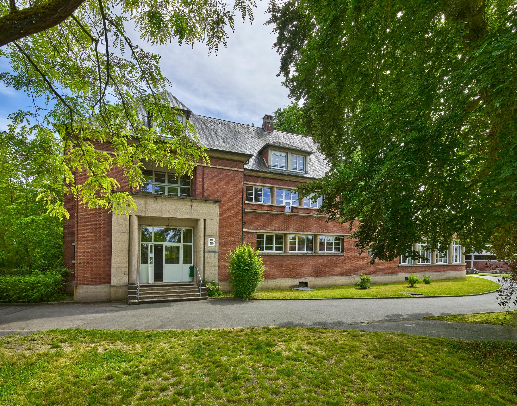 Bâtiment B du lycée Pierre-d'Ailly. Vue prise depuis le sud.