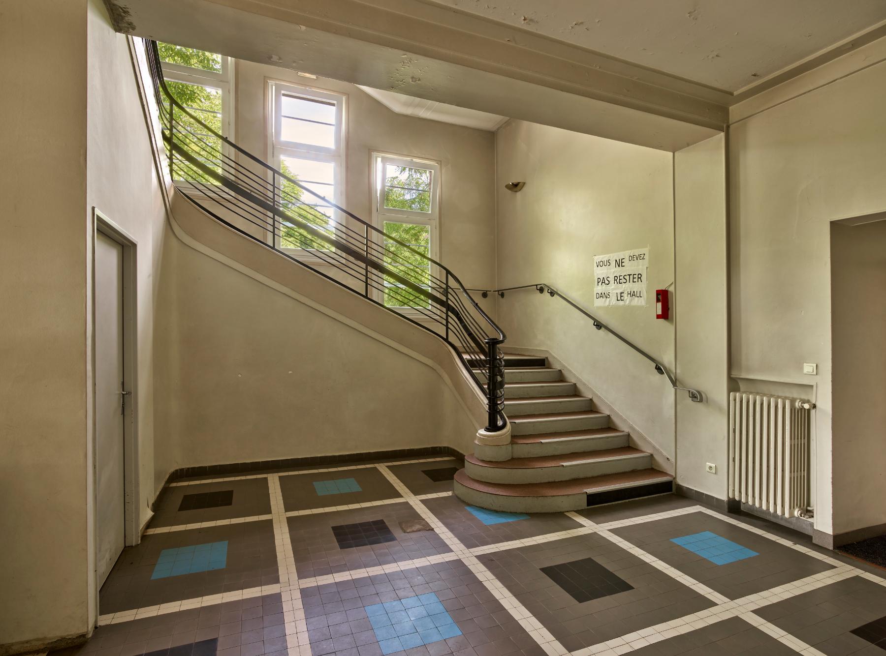 Hall de l'internat des filles, bâtiment B du lycée Pierre-d'Ailly.