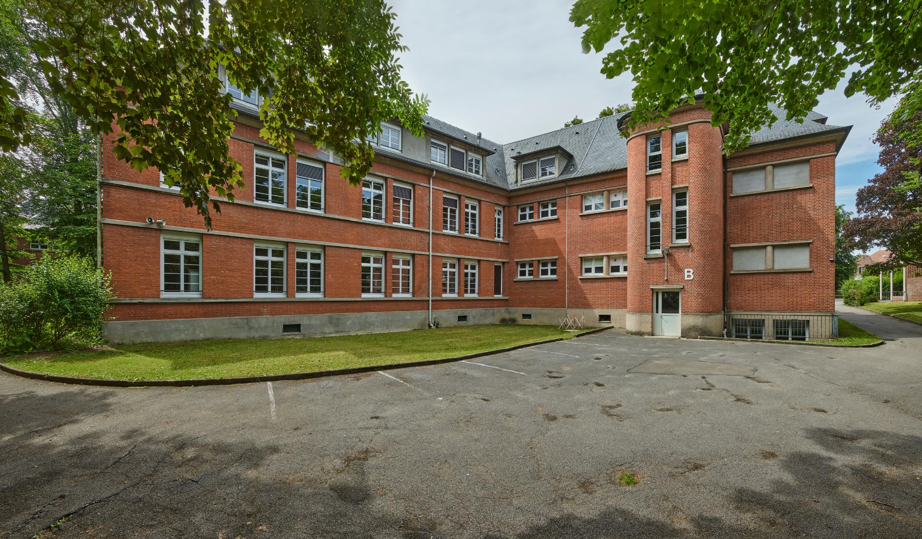 Bâtiment B du lycée Pierre-d'Ailly, internat. Vue prise du nord-ouest.