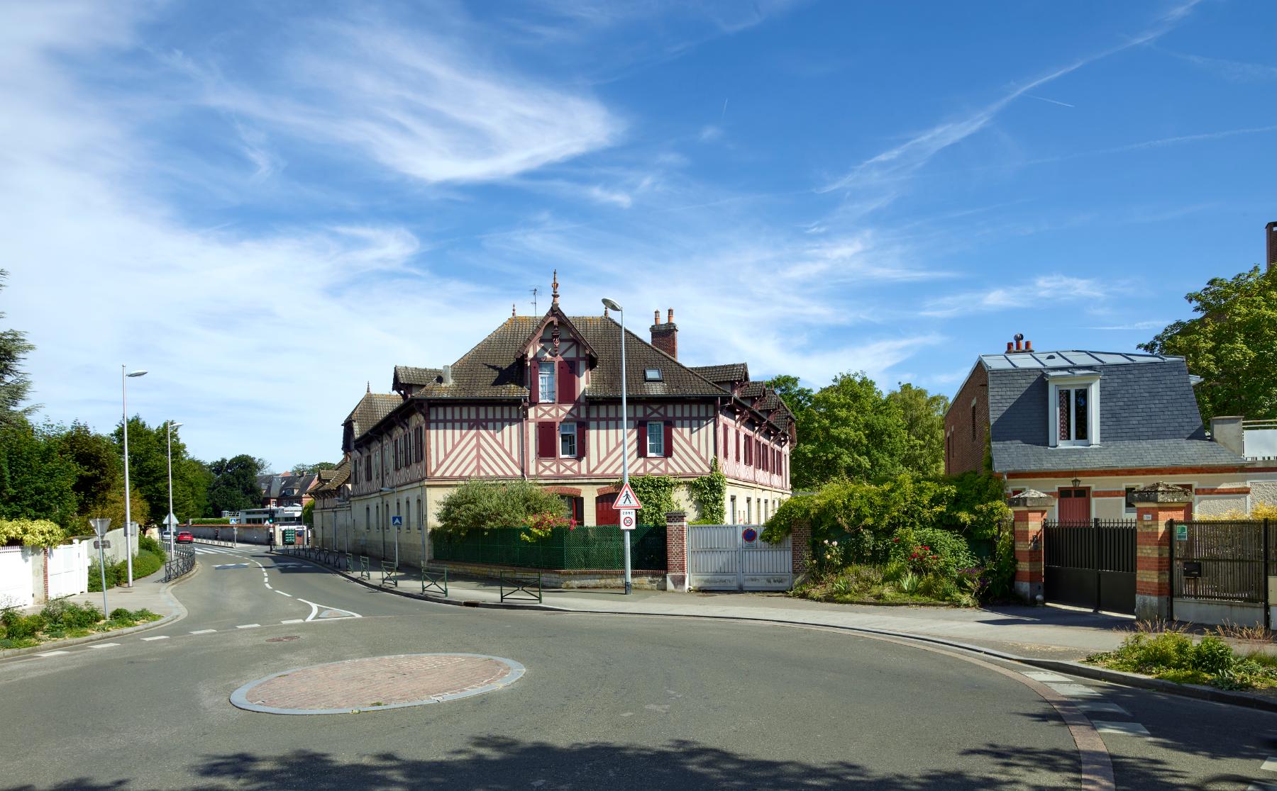 Vue de l'ouest des dépendances de la villa du comte Foy, actuel bâtiment technique du lycée Pierre-d'Ailly.