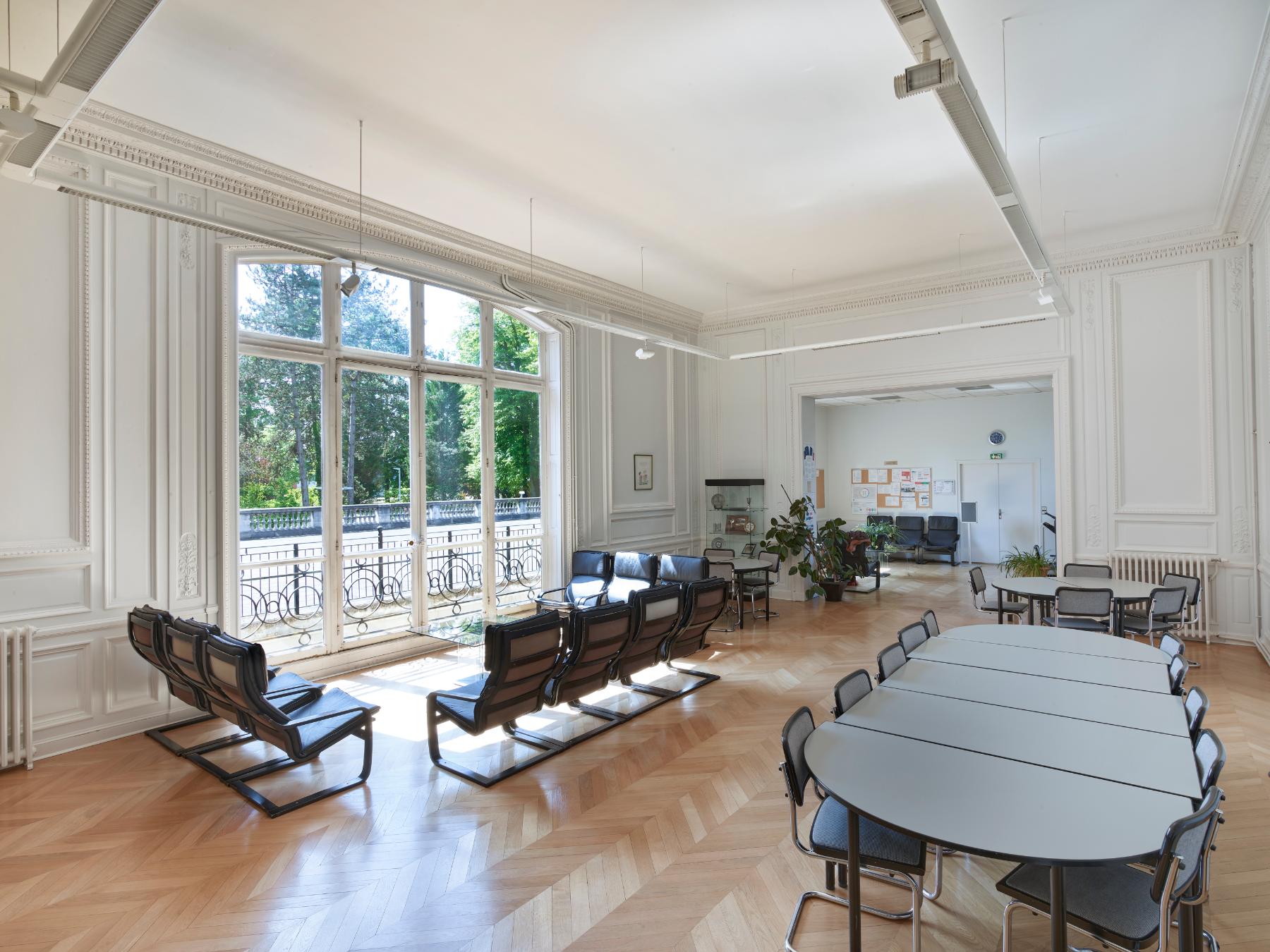 Grand salon de la villa du comte Foy, actuel bureau des professeurs, éclairé par une baie thermale.